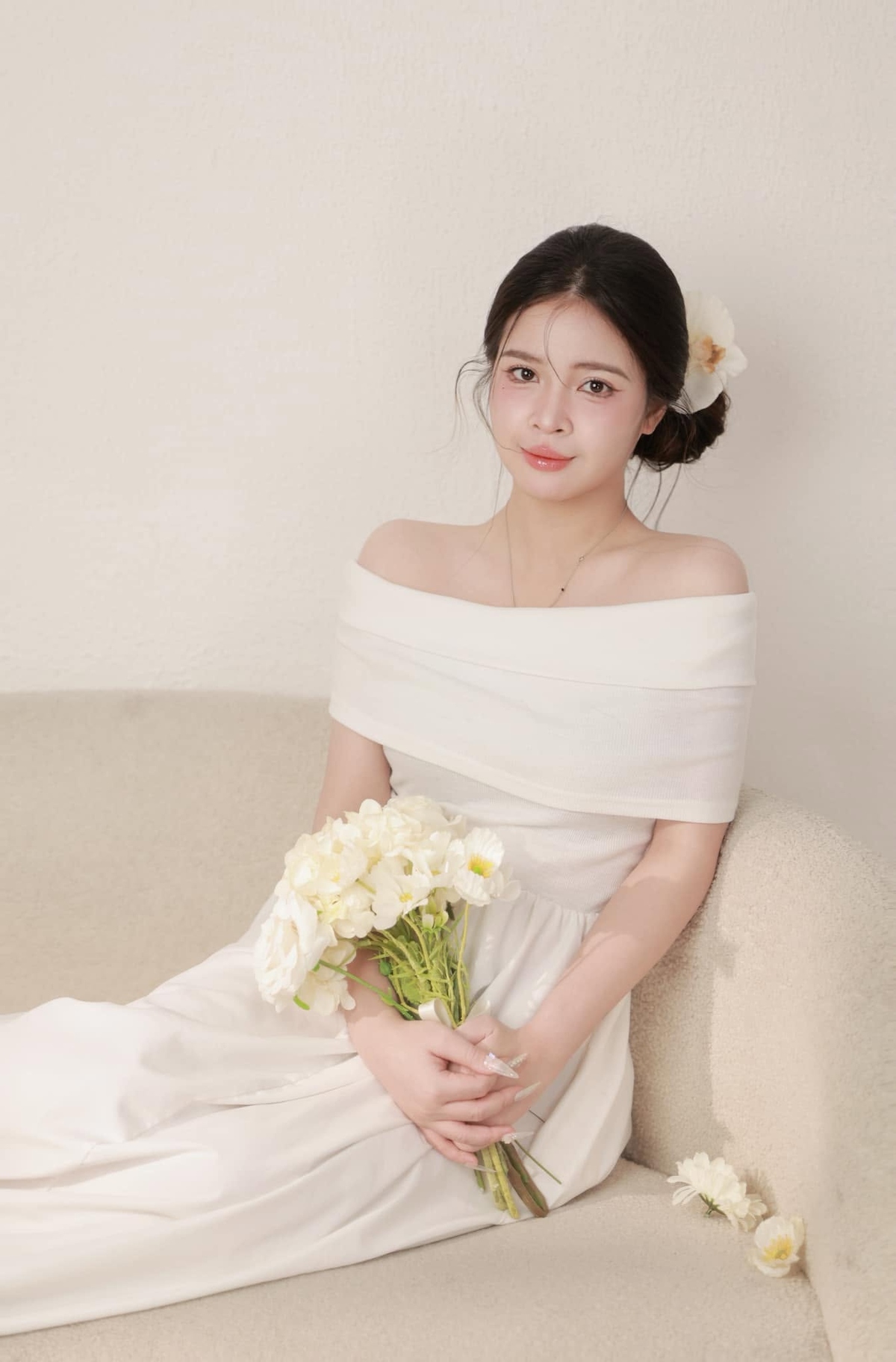 <p class="Normal" style="text-align:justify;"> Tháng 5/2022, Vũ Thuỳ Linh chính thức gia nhập FPT Long Châu, nhà Bán lẻ. Hơn 4 năm trôi qua, cô gái trẻ ngày nào giờ đã có thêm nhiều trải nghiệm, nhiều bài học và một tình yêu nghề lớn hơn qua từng ngày làm việc.</p>