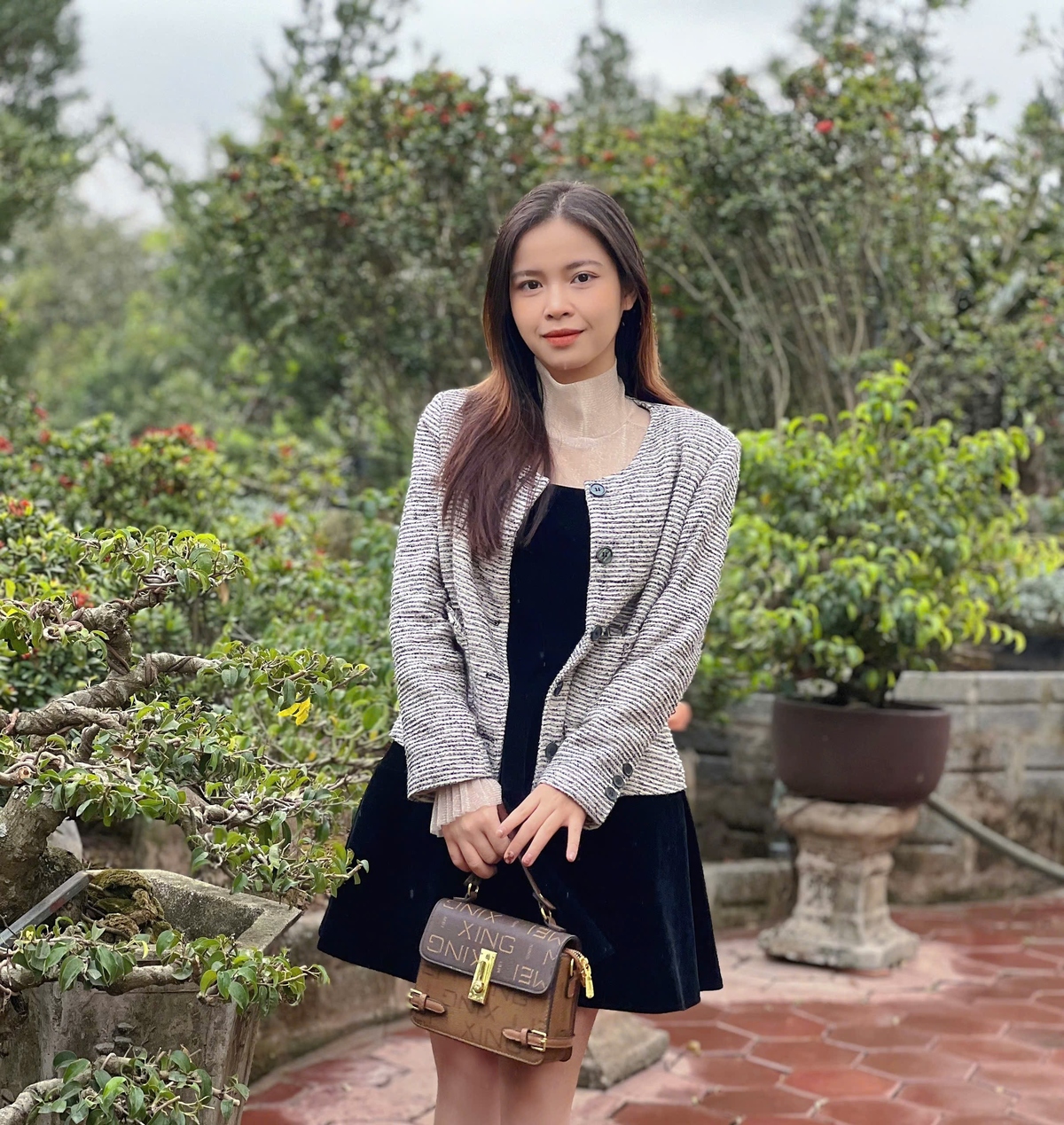 <p class="Normal" style="text-align:justify;"> Trong công việc, Linh luôn đặt chất lượng lên hàng đầu. Bởi phía sau mỗi viên thuốc hay mỗi lời tư vấn đều là sức khỏe và niềm tin mà khách hàng trao gửi. Những công cụ AI đang được FPT Long Châu ứng dụng trong quản lý kho, tra cứu thông tin hay gợi ý lịch sử mua hàng giúp cô thao tác nhanh hơn, giảm thiểu sai sót. Nhờ vậy, Linh có thêm thời gian để trò chuyện, lắng nghe và tư vấn cho khách hàng một cách trọn vẹn hơn.</p>