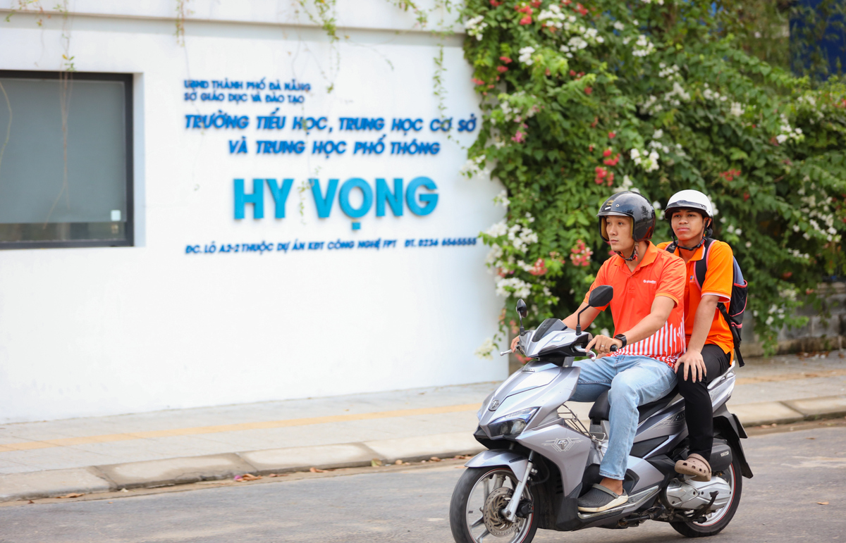 <p> Không còn bố trong ngày thi quan trọng của cuộc đời, nhưng sáng nay cậu bé có thầy Thanh Hiền, giáo viên Trường Hy vọng, sắm vai chở em đến điểm thi. Người thầy ấy thay gia đình dặn dò cậu học trò từng điều nhỏ nhất, sẽ đợi cậu ở cổng, đồng hành với Nhân cho kì thi vượt vũ môn lần này.<br /> <br /> <span>Không lâu nữa, cậu bé người Hrê sẽ rời Trường Hy vọng với hành trang là những yêu thương, là tình bạn và những ước mơ đã thành khuôn, thành hình. Con đường phía trước có thể vẫn còn nhiều thử thách, nhưng khác với cậu bé năm nào từng e dè đứng ở một góc sân trường, Nhân giờ đây đã đủ tự tin, cứng cỏi để vững vàng bước tiếp. Và trên hành trình ấy, những năm tháng dưới mái trường Hy vọng sẽ luôn là điểm tựa để em theo đuổi những giấc mơ của riêng mình.</span></p>