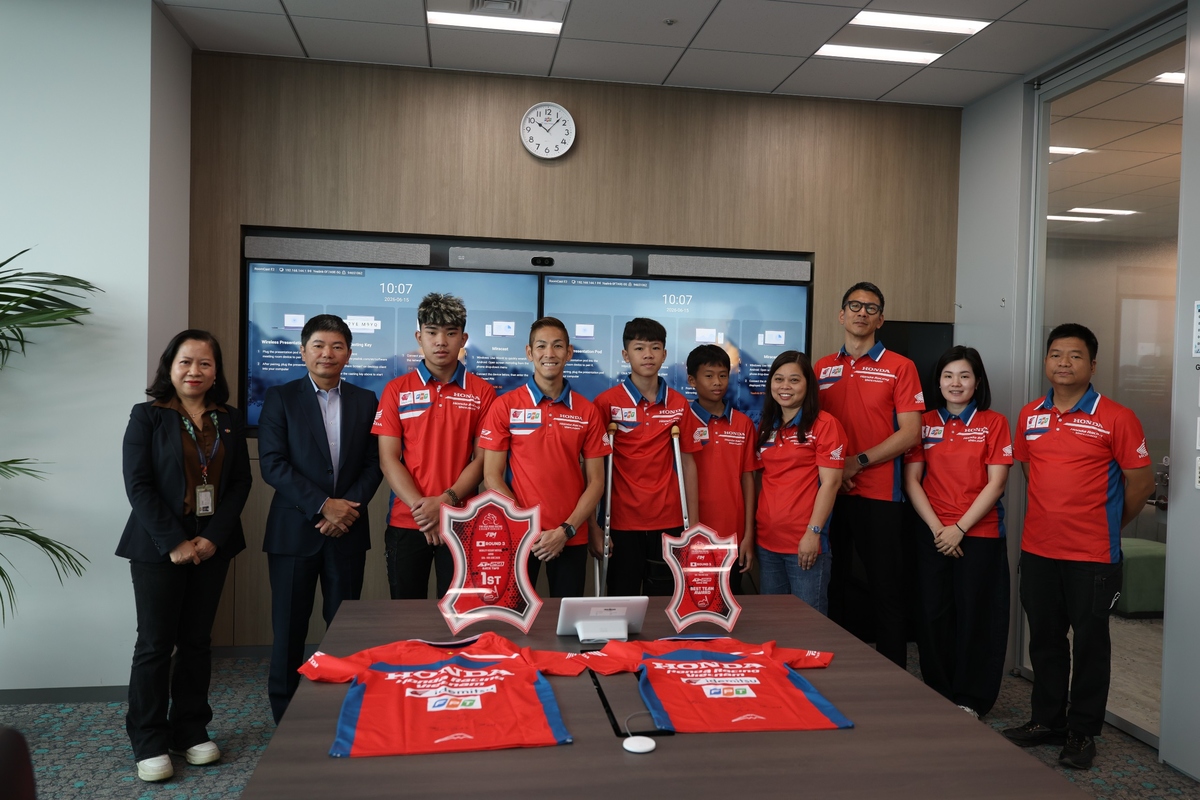 Tại sự kiện, anh Đỗ Văn Khắc, CEO FPT Nhật Bản, gửi lời chúc mừng tới toàn đội sau thành tích ấn tượng trên đường đua. Anh cho biết rất ấn tượng khi trực tiếp chứng kiến những màn tranh tài kịch tính của các tay đua. Nhắc lại kỷ niệm thời trẻ từng gắn bó với chiếc Honda Cub, anh chia sẻ niềm yêu thích đặc biệt với xe máy và sự ngưỡng mộ dành cho tinh thần thi đấu bền bỉ, quyết tâm của các vận động viên.