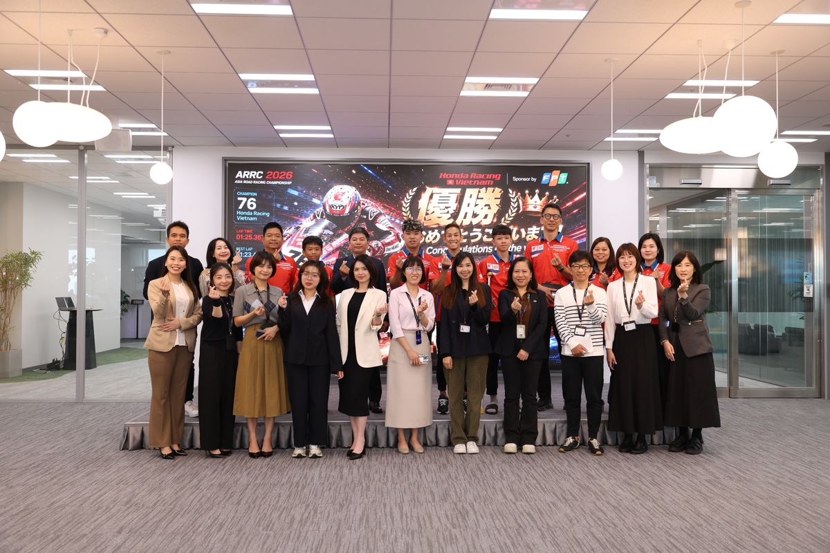 <p class="Normal"> Sau màn trình diễn ấn tượng tại Giải đua xe mô tô châu Á &lpar;ARRC&rpar; 2026, sáng ngày 15/6, đội đua Honda Racing Vietnam đã có buổi giao lưu với CBNV FPT Nhật Bản. Chia sẻ tại buổi gặp mặt, đại diện Honda Racing Vietnam bày tỏ sự cảm kích trước sự đồng hành của FPT trong hai mùa giải liên tiếp. Đội đua kỳ vọng sự hỗ trợ từ FPT sẽ tiếp tục được duy trì, tạo thêm động lực để các tay đua chinh phục những cột mốc cao hơn trong tương lai.</p>