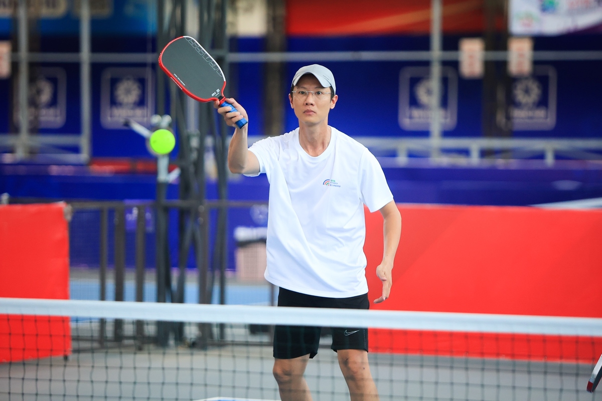 <p class="Normal" dir="ltr" style="text-align:justify;"> Cùng chung tinh thần đó, anh Hoàng Mạnh Hùng - Viễn thông FPT xem thể thao không chỉ là thi đấu, mà còn là cơ hội rèn luyện sức khỏe, kết nối với những người cùng đam mê và lan tỏa tinh thần sống tích cực.</p> <p class="Normal" dir="ltr" style="text-align:justify;"> Theo anh quan sát, trước ngày tranh tài, mỗi VĐV mang theo một mục tiêu khác nhau: người muốn kiểm chứng sự tiến bộ, người thử sức ở nội dung mới, người kỳ vọng chinh phục cúp vô địch, người đơn giản muốn tận hưởng không khí thi đấu. Nhưng điểm chung của họ là sự háo hức được ra sân, cùng tạo nên một mùa giải pickleball sôi động, văn minh và giàu tinh thần thể thao của người FPT.</p>