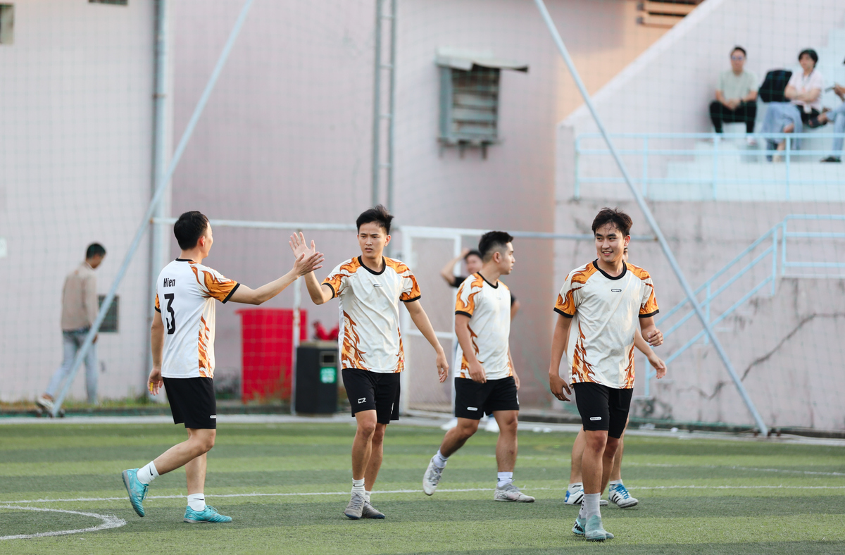 <p class="Normal"> Ngay sau tiếng còi khai cuộc, F1-REC đã khiến toàn bộ khán đài bùng nổ. Nguyễn Sơn Thái tận dụng cơ hội ở phút đầu tiên để ghi bàn mở tỷ số, mang về lợi thế không thể thuận lợi hơn cho đội bóng áo vàng trắng.</p>