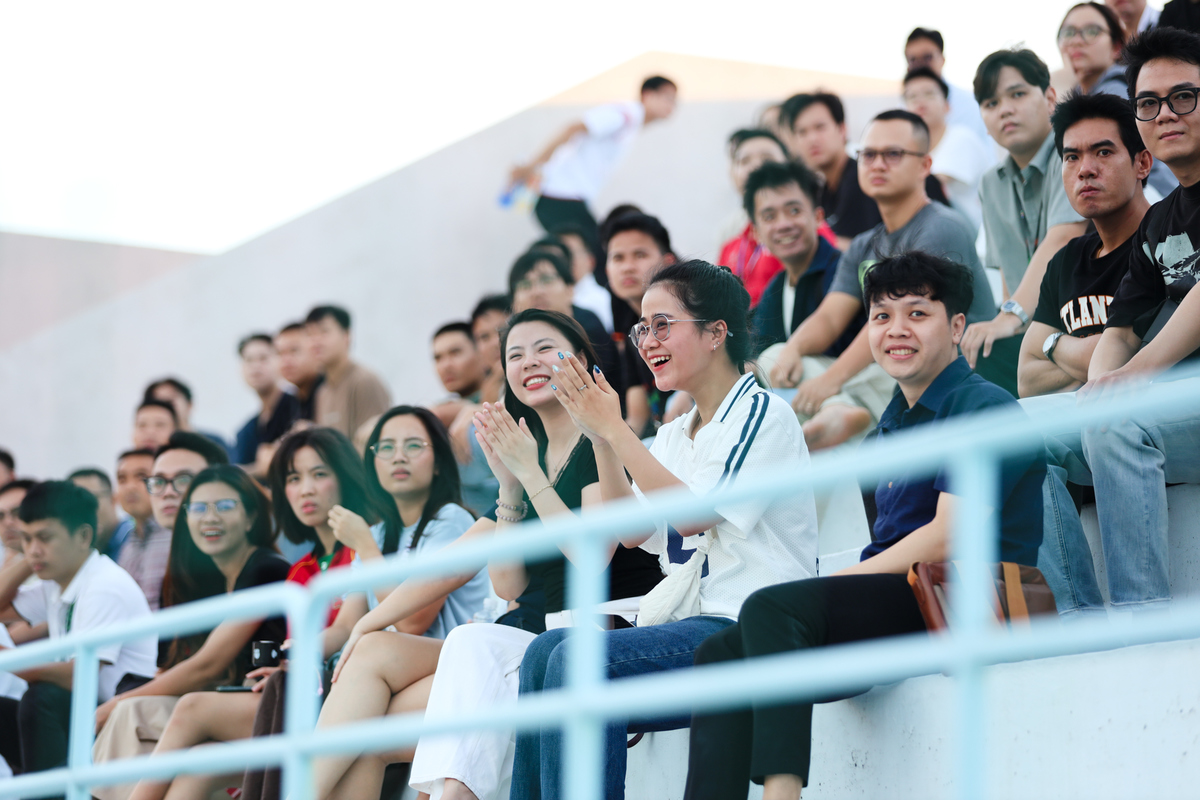 <p> Bàn thắng đến liên tục khiến SVĐ F-Complex như vỡ oà. Khán giả đổ về sân ngày càng đông, trên khán đài, ngoài đường biên và đứng cả ở "hàng rào" để xem trận đấu. <span>Sau bàn gỡ hòa, hai đội chơi ăn miếng trả miếng với nhiều tình huống tranh chấp quyết liệt ở khu vực giữa sân. Hiệp đấu đầu tiên khép lại với tỷ số 1-1, hứa hẹn một màn so tài hấp dẫn hơn nữa trong 45 phút còn lại.</span></p> <h3>  </h3>