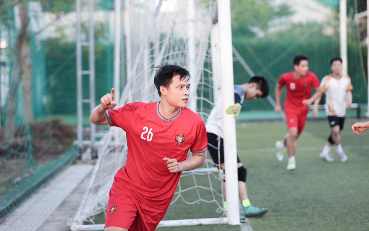 <p class="Normal"> Phút 13, chân sút hàng đầu Nguyễn Quang Tính một lần nữa chứng minh đẳng cấp. Pha dứt điểm quyết đoán giúp F1-JDC cân bằng tỷ số 1-1, đưa trận đấu trở lại vạch xuất phát.</p> <h3>  </h3>