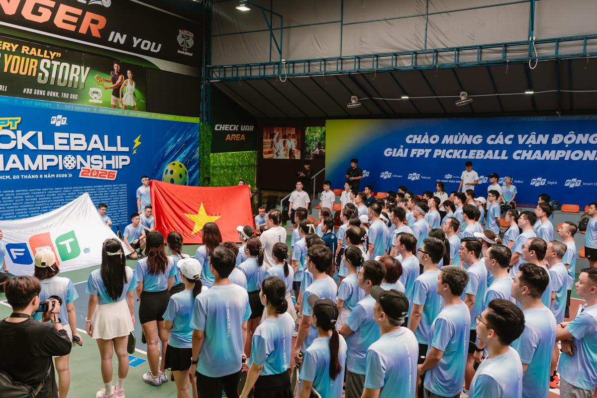 <p class="Normal" dir="ltr" style="text-align:justify;"> Lễ khai mạc FPT Pickleball Championship TP HCM 2026 diễn ra trong không khí sôi nổi, với sự góp mặt của lãnh đạo Tập đoàn, lãnh đạo các CTTV cùng đông đảo VĐV. Giải năm nay quy tụ khoảng 210 VĐV, tranh tài ở các nội dung Đôi nam nữ, Đôi nam, Đôi nữ và Tinh hoa &lpar;dành cho lãnh đạo&rpar;.</p>
