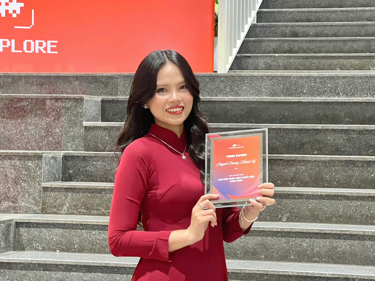 <p class="Normal" dir="ltr" style="text-align:justify;"> Huỳnh Dương Khánh Vy hiện là giảng viên tiếng Anh, đồng thời phụ trách vai trò Quản lý Xưởng thực hành của Bộ môn Ngôn ngữ tại FPT Polytechnic TP HCM. Sau khi tốt nghiệp Thạc sĩ Giáo dục chuyên ngành Giảng dạy tiếng Anh tại Australia, Vy đã có khoảng 4 năm gắn bó với trường, vừa đứng lớp, vừa tham gia tổ chức các hoạt động học tập và sân chơi tiếng Anh cho sinh viên.</p>