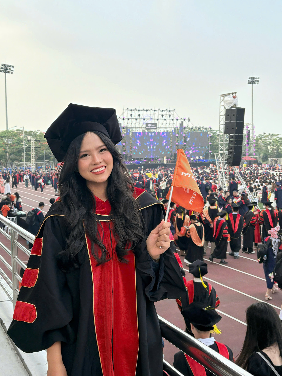 <p class="Normal" style="text-align:justify;"> Với Vy, ngoại ngữ chỉ thực sự trở nên gần gũi khi người học có cơ hội sử dụng nó trong thực tế. Đó cũng là điều khiến cô yêu thích môi trường FPT Polytechnic, nơi giảng viên có nhiều không gian để thiết kế hoạt động thực hành, giúp sinh viên học tiếng Anh theo cách chủ động và tự nhiên hơn.</p>