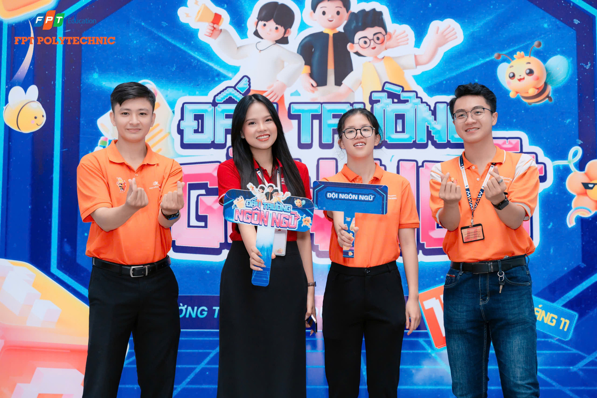 <p class="Normal" dir="ltr" style="text-align:justify;"> Niềm vui lớn nhất với Vy trong công việc giảng dạy là nhìn thấy sinh viên tiến bộ. Có những bạn ban đầu gần như không dám nói tiếng Anh, nhưng sau một thời gian đã chủ động phát biểu, dám nói nhiều hơn và bớt sợ sai. Với cô, chỉ một thay đổi nhỏ như vậy cũng đủ để thấy công việc của mình có ý nghĩa.</p>