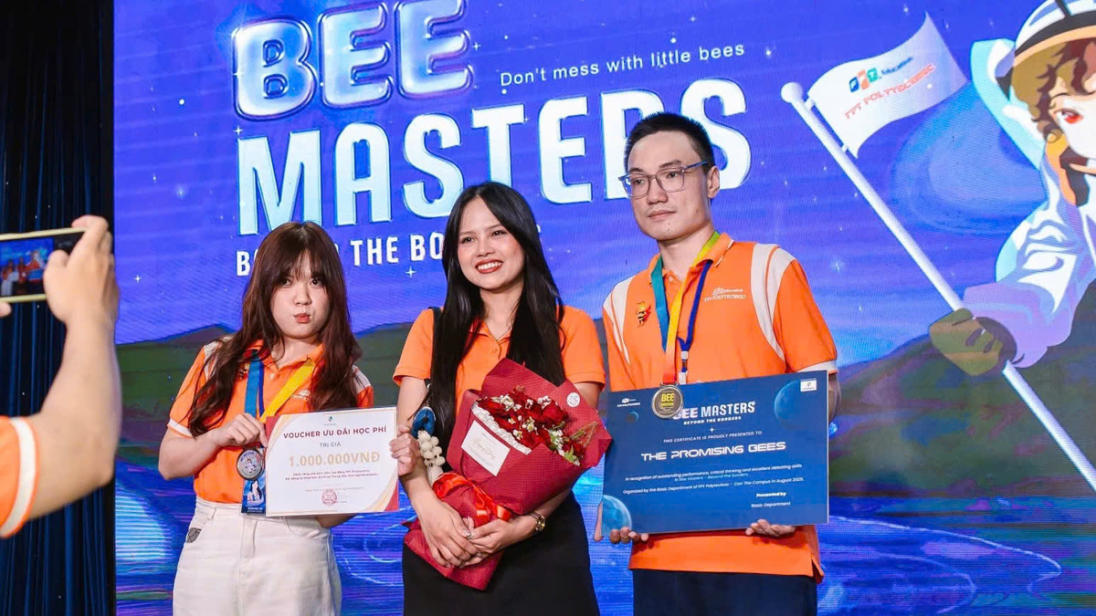 <p class="Normal" dir="ltr" style="text-align:justify;"> Bốn năm đứng lớp cũng để lại cho Vy nhiều kỷ niệm dễ thương. Một trong những khoảnh khắc cô nhớ nhất là lần được sinh viên bất ngờ tổ chức sinh nhật ngay ở hành lang trường. Món quà giản dị ấy trở thành một ký ức ấm áp trong hành trình làm nghề của nữ giảng viên trẻ.</p>
