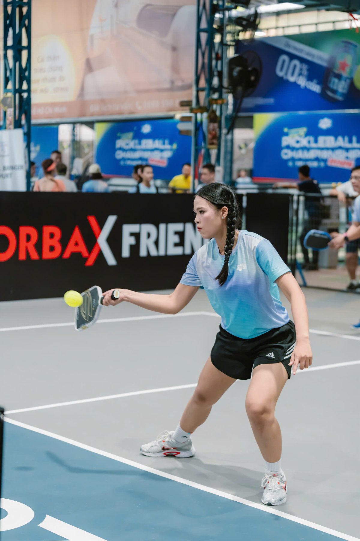 <p class="Normal" style="text-align:justify;"> Vy biết đến pickleball nhờ bạn bè rủ đi thử và đã chơi được khoảng một năm. Điều khiến cô yêu thích bộ môn này là sự dễ tiếp cận, ngay cả người mới cũng có thể nhanh chóng nhập cuộc. Càng chơi, Vy càng thấy pickleball không chỉ vui mà còn tạo thêm động lực để duy trì thói quen vận động đều đặn.</p>