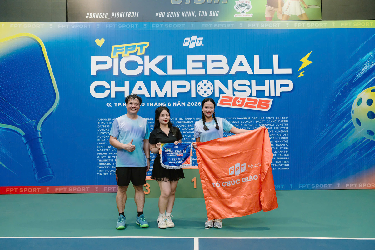 <p class="Normal" style="text-align:justify;"> FPT Pickleball Championship 2026 là giải đấu lớn đầu tiên Vy tham gia. Không đặt nặng thành tích, cô bước vào giải với tâm thế thoải mái: vào sân, đánh hết mình và học hỏi từ mọi người. Với Vy, được gặp gỡ, giao lưu và thi đấu cùng đồng nghiệp đến từ nhiều đơn vị FPT đã là một trải nghiệm đáng nhớ.</p> <p class="Normal" dir="ltr" style="text-align:justify;"> Dù chưa tiến sâu tại giải, Vy vẫn có một dấu ấn rất riêng khi được xướng tên ở danh hiệu Hoa khôi. Với cô, đó là một kỷ niệm đẹp, một niềm vui nhỏ và cũng là “có thêm một cái để khoe với bạn bè”.</p>