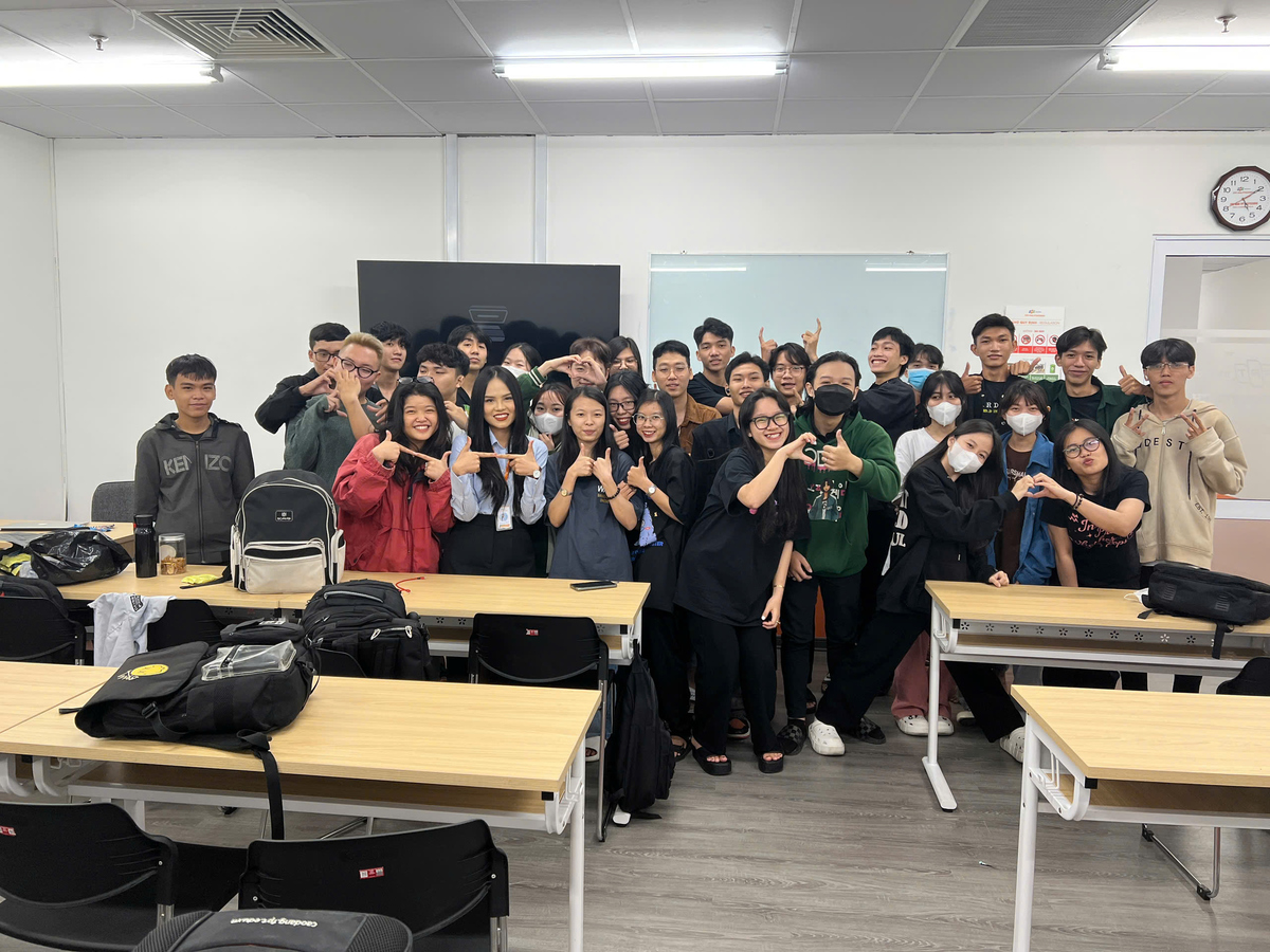 <p class="Normal" style="text-align:justify;"> Trong lớp học, Vy chọn cách tạo không khí vui vẻ, thoải mái để sinh viên bớt áp lực khi tiếp cận tiếng Anh. Nhiều sinh viên từng đùa với cô: “Cô ơi, cô khó lên đi”. Dù vậy, đến những buổi bảo vệ cuối môn, nữ giảng viên vẫn nghiêm khắc hơn, bởi sau cả học kỳ đồng hành, cô luôn mong sinh viên có thể thể hiện tốt những gì đã rèn luyện.</p>