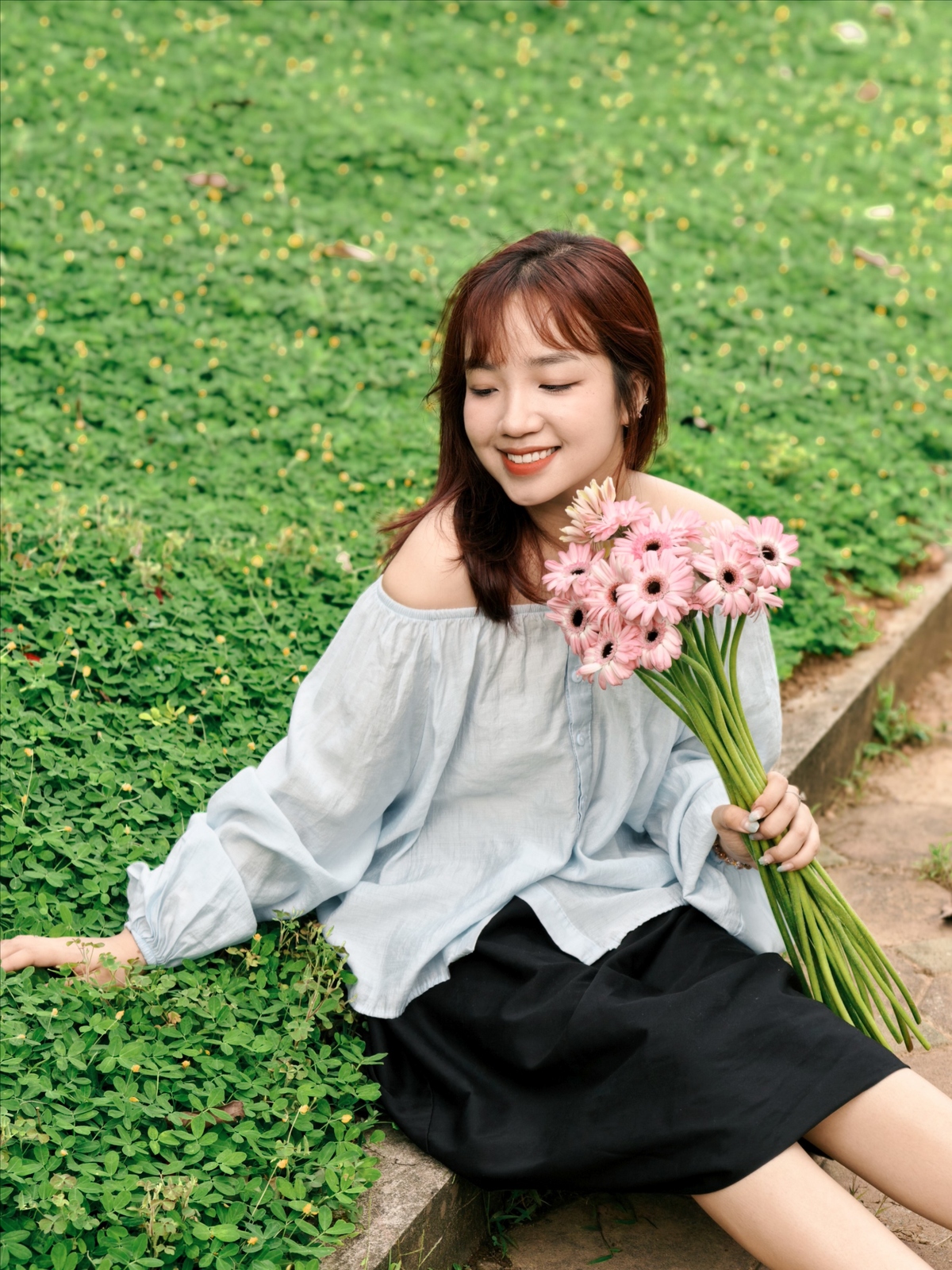 <p class="Normal" style="text-align:justify;"> Ký ức âm nhạc của Hoàng Anh gắn với những năm tháng của thế hệ 9x, khi các chương trình như iMusic, iTV còn là “món ăn tinh thần” quen thuộc trên truyền hình. Từ những bản hit Vpop, Kpop đến nhạc quốc tế, âm nhạc đã sớm đi vào đời sống của cô gái trẻ theo cách giản dị như thế.</p>