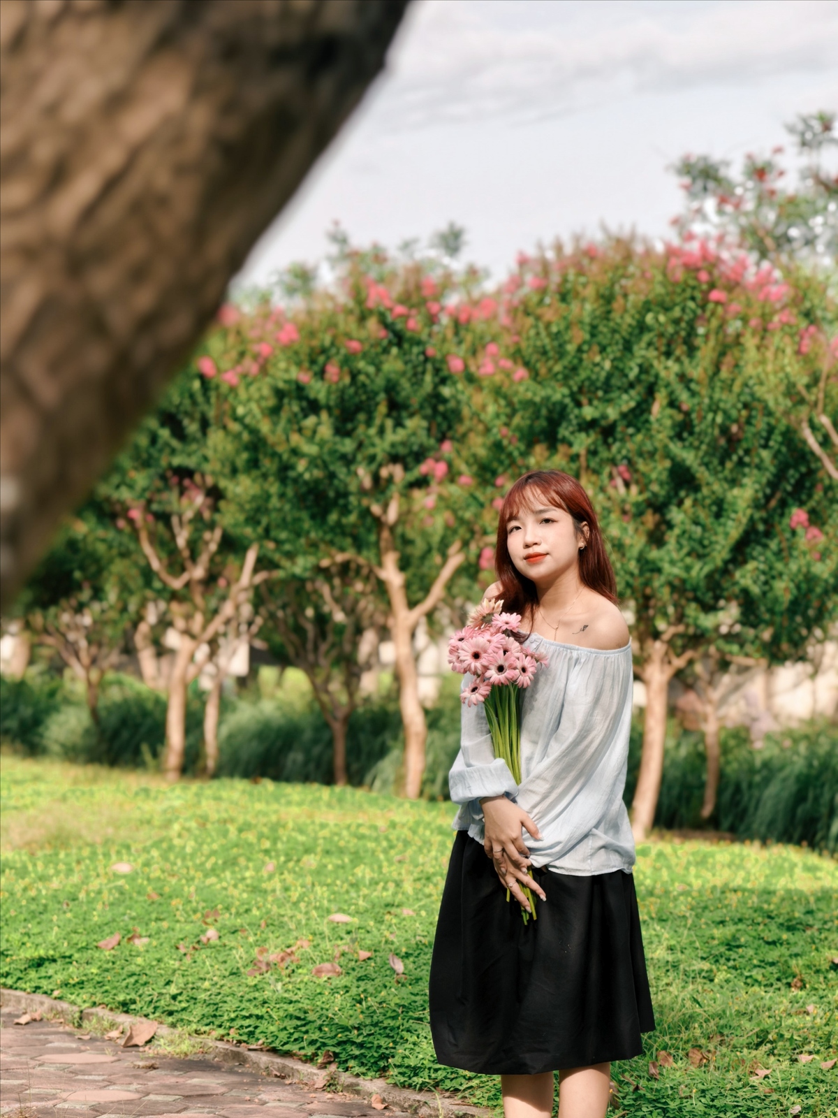 <p class="Normal" style="text-align:justify;"> Với Hoàng Anh, âm nhạc vừa là đam mê, vừa là cách giải tỏa áp lực và cũng là một phần tính cách. Có những điều khó diễn đạt bằng lời, Hoàng Anh chọn tìm đến âm nhạc như một cách để “nói hộ” cảm xúc của mình.</p>