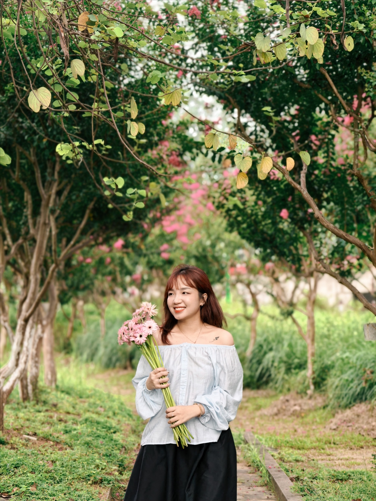 <p class="Normal" style="text-align:justify;"> Sự nhạy cảm với âm nhạc cũng giúp Hoàng Anh dễ “bắt mood” mọi người hơn trong các hoạt động nội bộ. Chỉ cần thêm một chút âm nhạc, không khí chương trình có thể trở nên cởi mở, gần gũi và dễ kéo mọi người nhập cuộc hơn. Hoàng Anh cho rằng, âm nhạc giống như một “gia vị mềm”, giúp những hoạt động tập thể trở nên đáng nhớ hơn.</p>