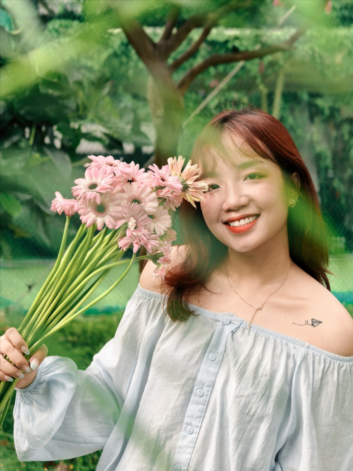 <p class="Normal" style="text-align:justify;"> Cơ duyên đến với HolaPark Music Club của Hoàng Anh bắt đầu khá tình cờ. Từ một lần được “kéo xuống chơi” trong buổi casting thành viên, Hoàng Anh chọn ở lại, gắn bó với CLB đến tận bây giờ và hiện đảm nhận vai trò Chủ tịch.<br /> Với Hoàng Anh, CLB là sự kết hợp của cơ hội, trách nhiệm và một chút áp lực, nhưng trên hết là niềm vui khi được đồng hành cùng những người có chung tình yêu âm nhạc.</p>