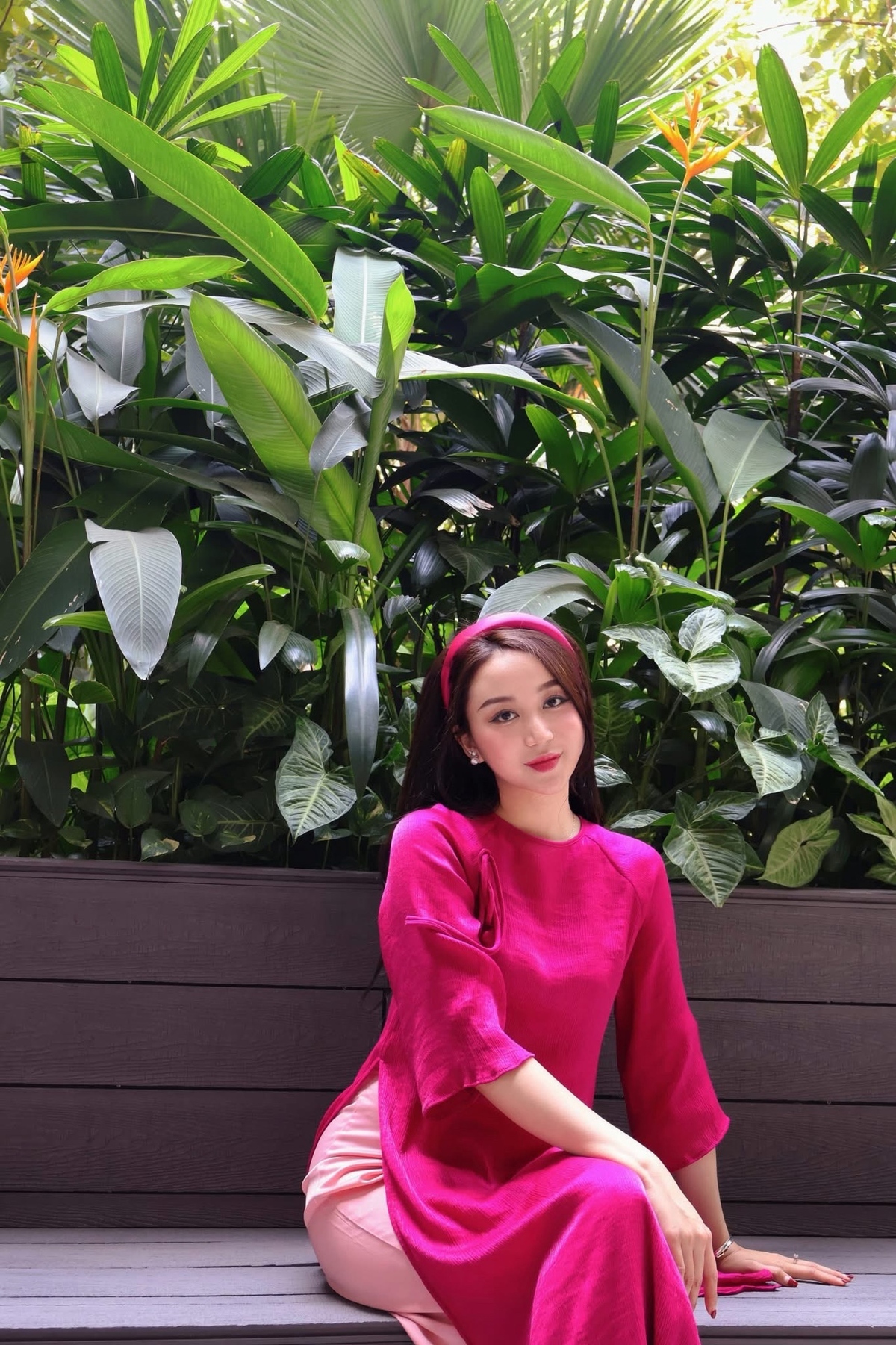 <p class="Normal"> Quê Đà Lạt, học đại học ở Sài Gòn rồi 4 năm “phiêu bạt” thanh xuân ở Hà Nội cũng là lúc Hạnh muốn trở về. Đầu năm 2025, cơ hội xuất hiện với FPT Automotive cùng vị trí Elite “đúng người, đúng thời điểm”. Hẹn sếp để trình bày lý do, Hạnh nhận được gáo nước lạnh: “Chị biết em định nói gì rồi”. “Thật ra sếp cũ luôn biết trước sau gì tôi cũng rời Hà Nội, nên chị ấy đã chuẩn bị tâm lý. Chị đồng ý và chúc tôi may mắn”.</p> <p class="Normal"> Nhưng trở ngại đến khi thời điểm đó công ty có nhiều thay đổi về cơ cấu tổ chức và cách vận hành nên Hạnh bị “kẹt” một quãng. Bịn rịn chia tay đơn vị cả tháng nhưng sau đó cô gái lại quay về ngồi làm thêm một tháng nữa mới chính thức vào Nam.</p>