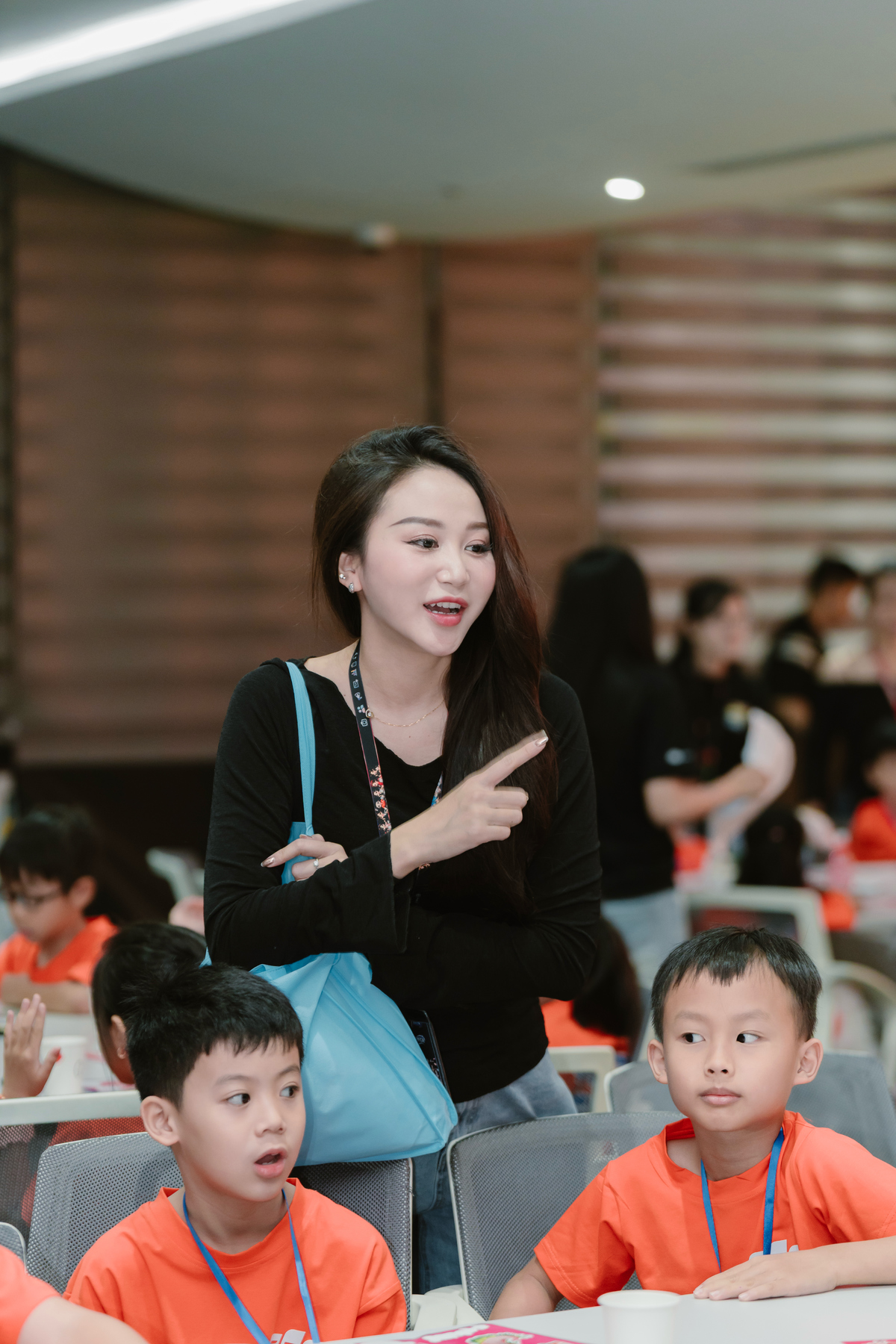 <p> <span>Không đứng ngoài “sóng AI”, giờ đây Hạnh dùng AI cho gần như tất cả mọi việc có thể nghĩ ra. Nhờ AI mà 9x làm việc nhanh hơn, học được cách làm đúng hơn và chủ động hơn trong mọi thứ. Hạnh thú nhận trước đây không biết đặt dấu câu cho đúng, luôn nghĩ mình không biết thiết kế, và cũng chẳng rành gì về máy tính. “Nhưng sau bốn năm, tôi đã trở thành một Mỹ Hạnh đa nhiệm hơn rất nhiều. Nhờ AI mà công việc được xử lý hiệu quả hơn, còn tôi thì có thêm thời gian để chơi với anh em. Tôi thường nghĩ, chắc công việc này sinh ra là để dành cho mình". </span></p> <p> <span>Ảnh Mỹ Hạnh và các FPT Small trong sự kiện Ngày đi làm cùng bố mẹ của nhà Phần mềm vừa tổ chức tháng 6/2026.</span></p>