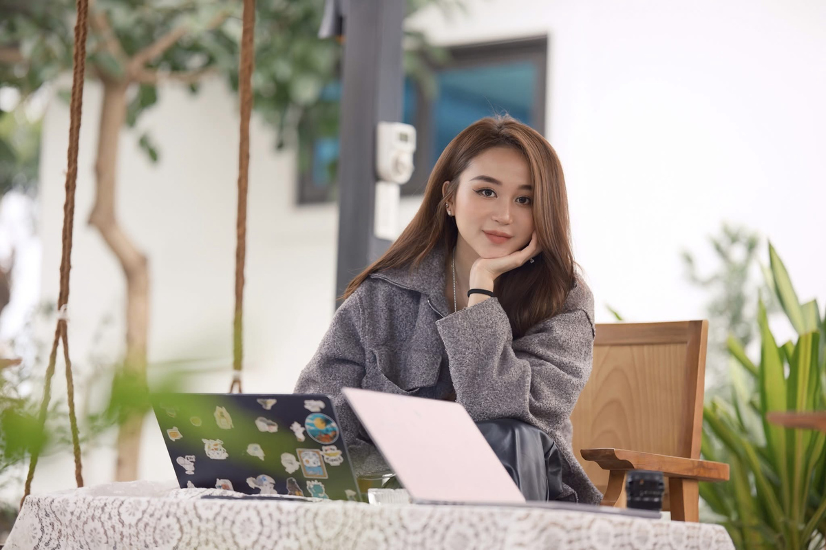 <p class="Normal"> 5 tháng bén duyên FPT Automotive, Hạnh có cơ hội dịch chuyển sang FHM - Đơn vị phầm mềm chiến lược TP HCM với vai trò, công việc hoàn toàn mới: FUN/Media &lpar;Tổng hội/Truyền thông&rpar; cho đơn vị đông quân nhất nhà Phần mềm phía Nam. “Tôi đã có nhiều hơn một cuộc trò chuyện với sếp mới để có thể hiểu được tính cách, tính chất công việc và mục tiêu chiến lược đối với vị trí này”, Hạnh bật mí và cho hay, công việc này rất mới mẻ nhưng cũng đi đôi với rất nhiều thử thách. “Sau rất nhiều suy nghĩ thì tôi quyết định “fly” cùng chị sếp FHM”.</p>