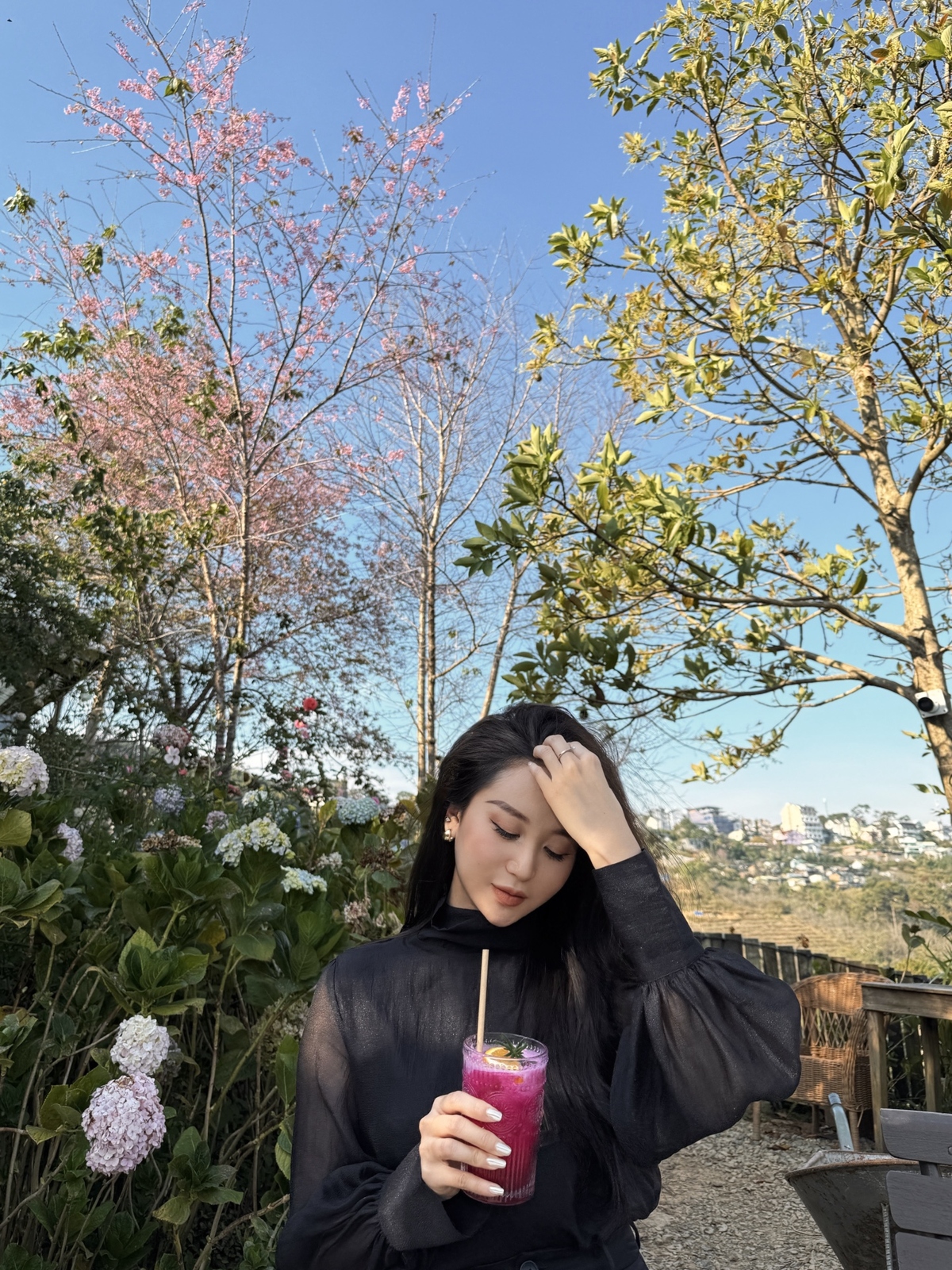 <p class="Normal"> Từ team Elite nhà Phần mềm sang FUN/Media đơn vị FHM với vai trò sản xuất, tổ chức thì có gì khác biệt?</p> <p class="Normal"> Chia sẻ với Chungta, Mỹ Hạnh cho hay hai công việc nghe qua thì đều là tổ chức hoạt động và sự kiện cho anh em, nhưng thực tế khác biệt rất nhiều, từ cách tiếp cận CBNV đến cách triển khai.</p> <p class="Normal"> Khi làm Elite, những hoạt động Hạnh phụ trách thường hướng đến việc tạo ra những điểm chạm mới cho nhân viên như workshop kỹ năng mềm, podcast, chăm sóc da, định hình phong cách, Next Gen Leader… Những chương trình đó giúp mọi người cảm thấy được lắng nghe, được thấu hiểu và được tạo điều kiện phát triển trong môi trường làm việc.</p> <p class="Normal"> “Còn khi chuyển sang FUN/Media, chỉ nghe tên thôi là đã thấy phải… vui rồi. Điều đầu tiên tôi cần làm là nạp năng lượng tích cực cho bản thân ở mức tối đa. Công việc gắn liền với rất nhiều sự kiện lớn, các hoạt động thể thao, văn hóa - văn nghệ và các câu lạc bộ. Tất cả đều được truyền thông bằng nhiều hình thức khác nhau để tiếp cận được nhiều người nhất có thể”, Mỹ Hạnh bật mí.</p>