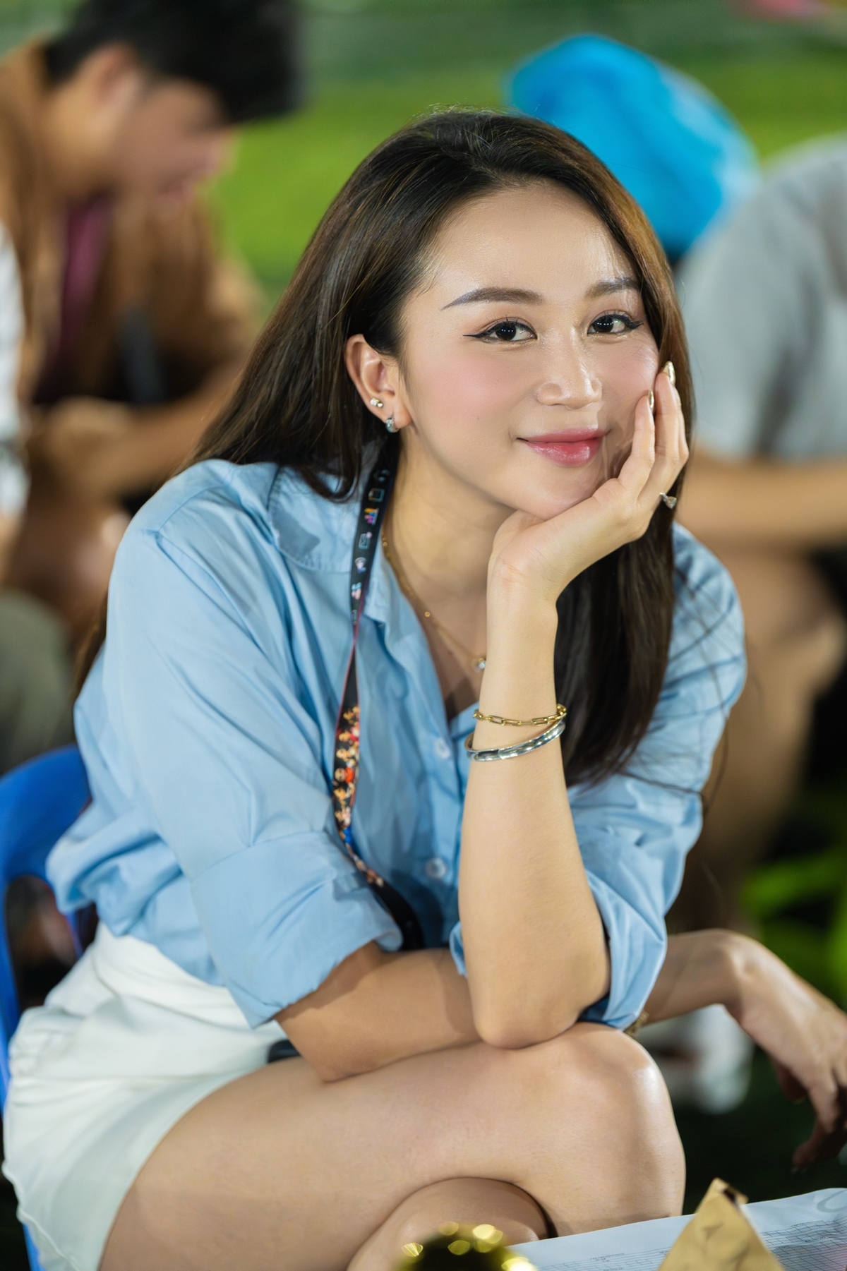 <p class="Normal"> Ngày này cách nay đúng 4 năm &lpar;23/6/2022&rpar;, Hồ Thị Mỹ Hạnh gia nhập nhà Phần mềm FPT tại Hà Nội dù xuất thân là cô gái phương Nam.</p> <p class="Normal"> Sau gần 1.500 ngày gắn bó, Hạnh vẫn nhớ như in “hành trình chông gai” là vượt qua vòng phỏng vấn. Không phải bởi năng lực, mà là nhận xét “Ngoại hình em có vẻ hơi sang chảnh” từ người phỏng vấn.</p> <p class="Normal"> “Nếu các bạn IT chân chất thật thà và nhút nhát, không dám tiếp cận thì em làm thế nào?" - một quản lý FPT Software đặt câu hỏi cho cô ứng viên xinh đẹp ngồi trước mặt.</p> <p class="Normal"> "Đây không phải là lần đầu tiên có người nhận xét em như thế. Em không biết tại sao...cơ mặt mình lại khiến mọi người thấy "chảnh" nhưng tính em không như thế. Em sẽ chủ động bắt chuyện trước. Khi trò chuyện, mọi người sẽ có cảm giác hoàn toàn khác về em" - Hồ Thị Mỹ Hạnh trả lời.</p> <p class="Normal"> Khi giành tấm vé gia nhập nhà Phần mềm, Hạnh trở thành thành viên team Trải nghiệm Nhân viên &lpar;EX Elite&rpar;, tiền thân của Ban Văn hóa Hội nhập và Trải nghiệm Nhân viên &lpar;DCE&rpar;.</p>