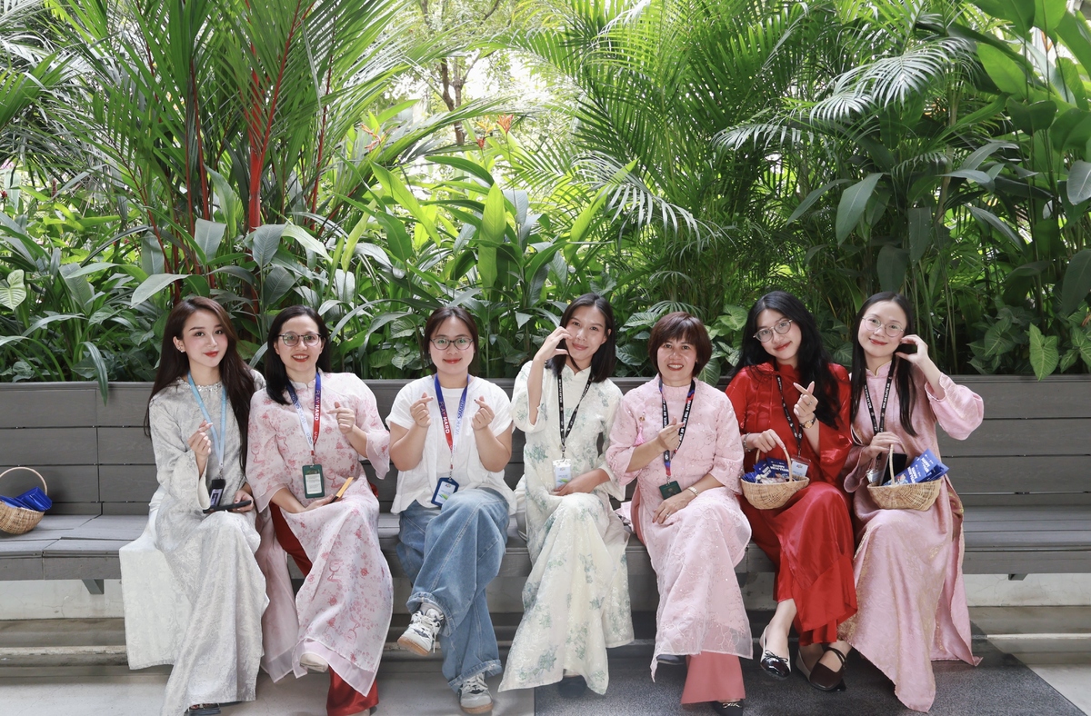 <p class="Normal"> Từ hình ảnh “thần thái sang chảnh”, giờ Hạnh thú nhận bản thân đã “hòa tan”. Hạnh kể, mỗi sáng ngủ dậy thấy bộ nào “rơi ra khỏi tủ” thì nhặt mặc thôi. “Chỉ có một thứ tôi vẫn giữ nguyên, đó là gương mặt lúc nào cũng lòe loẹt mà bản thân vẫn luôn tự nhận là “mộc” là “cha sinh mẹ đẻ”. Giờ tôi có thể lê la, cụng bia tám chuyện với anh em ở khắp nơi. Tôikhông chảnh. Chỉ là cơ địa gương mặt hơi… chảnh thôi. Chứ chơi với tôi thì vui lắm”.</p>