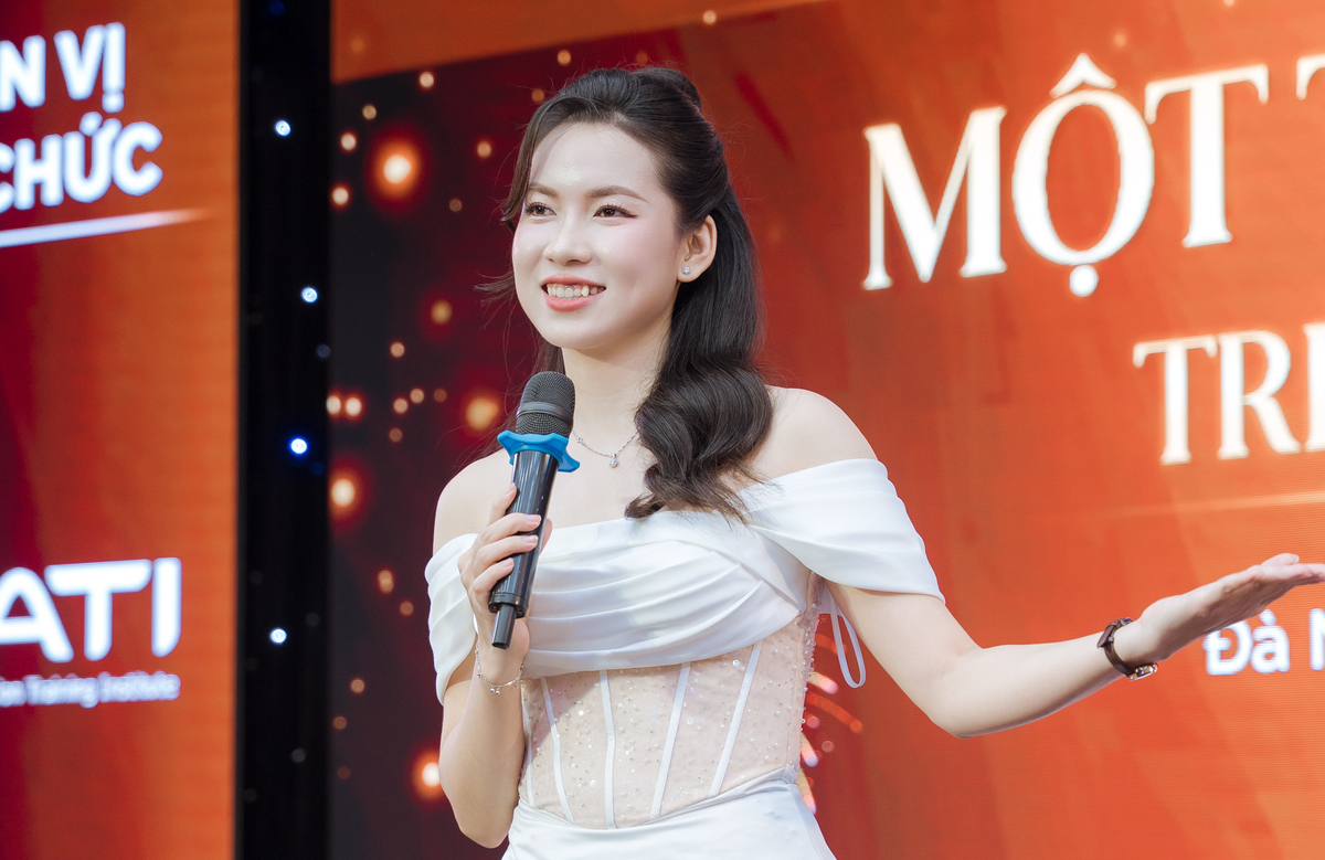 <p class="Normal" dir="ltr"> Tốt nghiệp loại giỏi ngành Ngôn ngữ Anh, Trường Đại học Ngoại ngữ - Đại học Đà Nẵng, Võ Thị Ngọc Hương hiện công tác tại Trung tâm Dịch vụ Chia sẻ &lpar;SSC, Phần mềm FPT Đà Nẵng&rpar;. Từ công việc đến những giờ phút trên sân pickleball, các buổi luyện giọng sau giờ làm hay hoạt động kết nối cộng đồng cùng Hội Doanh nhân TP Đà Nẵng, nữ Gen Z luôn khiến người đối diện ấn tượng bởi nguồn năng lượng tích cực và tinh thần không ngừng học hỏi.</p>