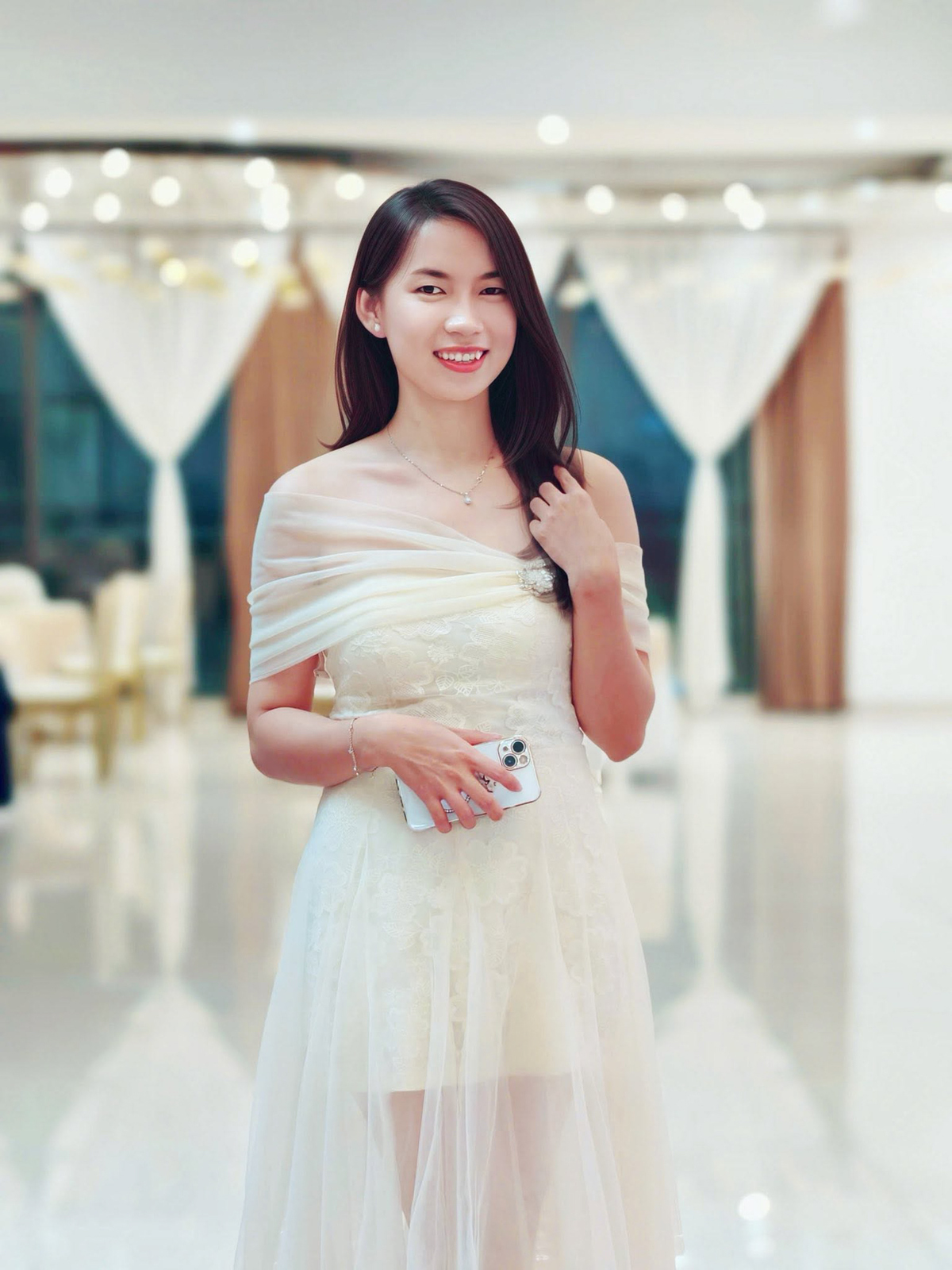 <section> <section> <p class="Normal"> Với Hương, một trong những trải nghiệm mang lại nhiều thay đổi và bài học nhất là hành trình đồng hành các anh chị tại Phần mềm FPT. Những ngày đầu gia nhập môi trường công nghệ quy mô toàn cầu, cô không khỏi choáng ngợp trước tốc độ làm việc, văn hóa doanh nghiệp và những tiêu chuẩn chuyên nghiệp tại đây. Tuy nhiên, khi được tham gia các cuộc họp chiến lược hay đón tiếp các đoàn khách quốc tế đã giúp nữ Gen Z tích lũy nhiều bài học về văn hóa ngoại giao, tác phong chuyên nghiệp, đồng thời rèn cho mình sự chỉn chu, kỷ luật và tinh thần cầu tiến trong công việc.</p> </section> </section>