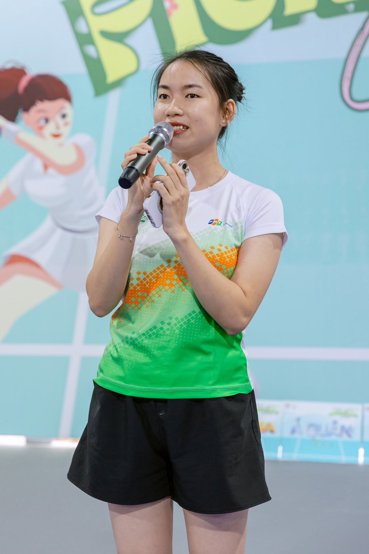 <section> <section> <p class="Normal"> Để tránh rơi vào trạng thái quá tải, Hương lựa chọn quản trị thời gian bằng cách chia nhỏ mục tiêu và sắp xếp công việc theo mức độ quan trọng, khẩn cấp trong từng ngày, tuần và tháng. Cách làm này giúp cô tập trung xử lý dứt điểm từng đầu việc thay vì bị cuốn vào áp lực của quá nhiều nhiệm vụ cùng lúc. Dù không ít lần cảm thấy mệt mỏi hay muốn bỏ cuộc, nữ Gen Z cho biết cô luôn tự nhắc mình về câu nói yêu thích: “Bởi vì ông trời biết rằng bạn có đủ khả năng để vượt qua, nên mới trao thử thách này cho bạn”. Chính suy nghĩ đó trở thành động lực để cô tiếp tục nỗ lực và tiến về phía trước.</p> </section> </section>
