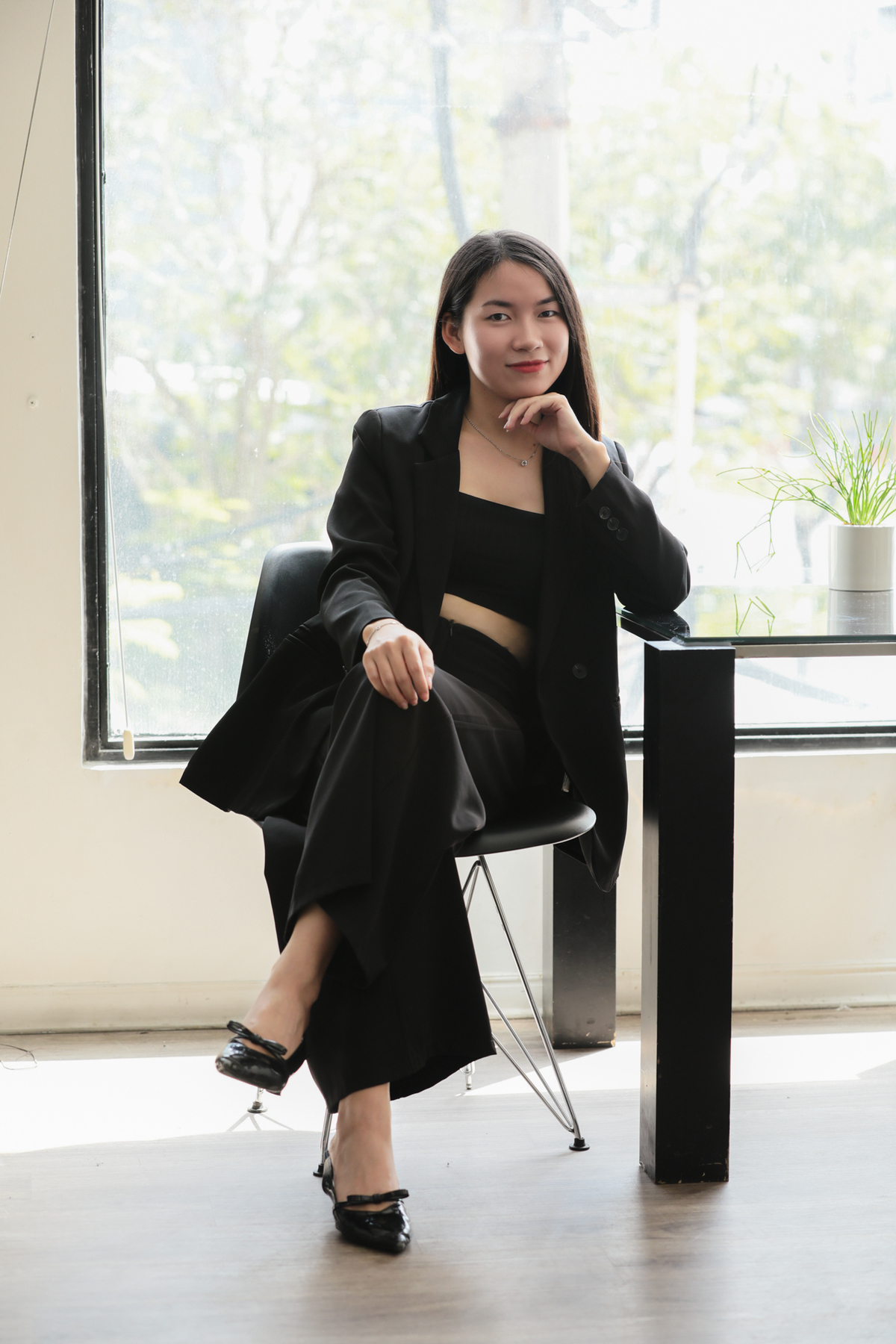 <p class="Normal"> Đặc biệt, trong quá trình theo đuổi hành trình luyện giọng, Hương nhận thấy giọng nói miền Trung vẫn đang là rào cản đối với không ít người trong học tập, công việc và giao tiếp. Chính vì vậy, những video mà Hương chia sẻ trên các nền tảng mạng xã hội là những mong muốn góp phần giúp người miền Trung tự tin hơn với giọng nói của mình, từ đó mở ra thêm nhiều cơ hội phát triển trong cuộc sống. Với Hương, điều đó cũng xuất phát từ tình yêu và niềm tự hào dành cho nét giọng đặc trưng của quê hương.</p>