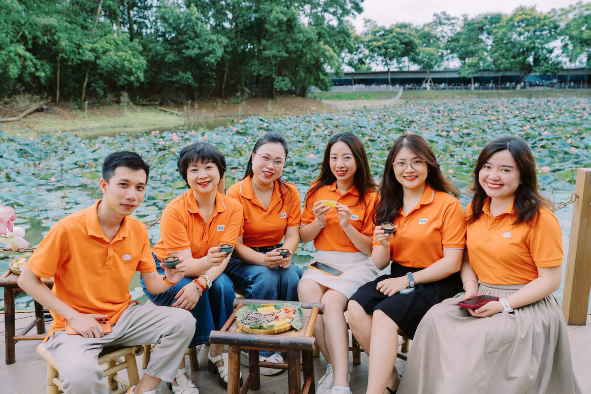 <p class="Normal"> Vị Sen là điểm dừng mang đậm tinh thần thưởng trà Việt, hương sen được đánh thức trong từng chén trà nóng ủ từ búp tươi và những ly trà sen lạnh hiện đại, hòa cùng vị ngọt dịu của chè lam và mứt sen.</p>
