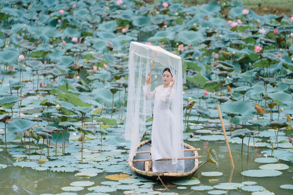<p class="Normal"> Những hoạt động nổi bật trong ngày này có thể kể đến Photo & Content Space – chuỗi không gian chụp ảnh và sáng tạo nội dung được xây dựng từ các chất liệu văn hóa Việt như hoa sen, tà áo dài, đèn lồng Hội An, nón lá và thư pháp.</p>