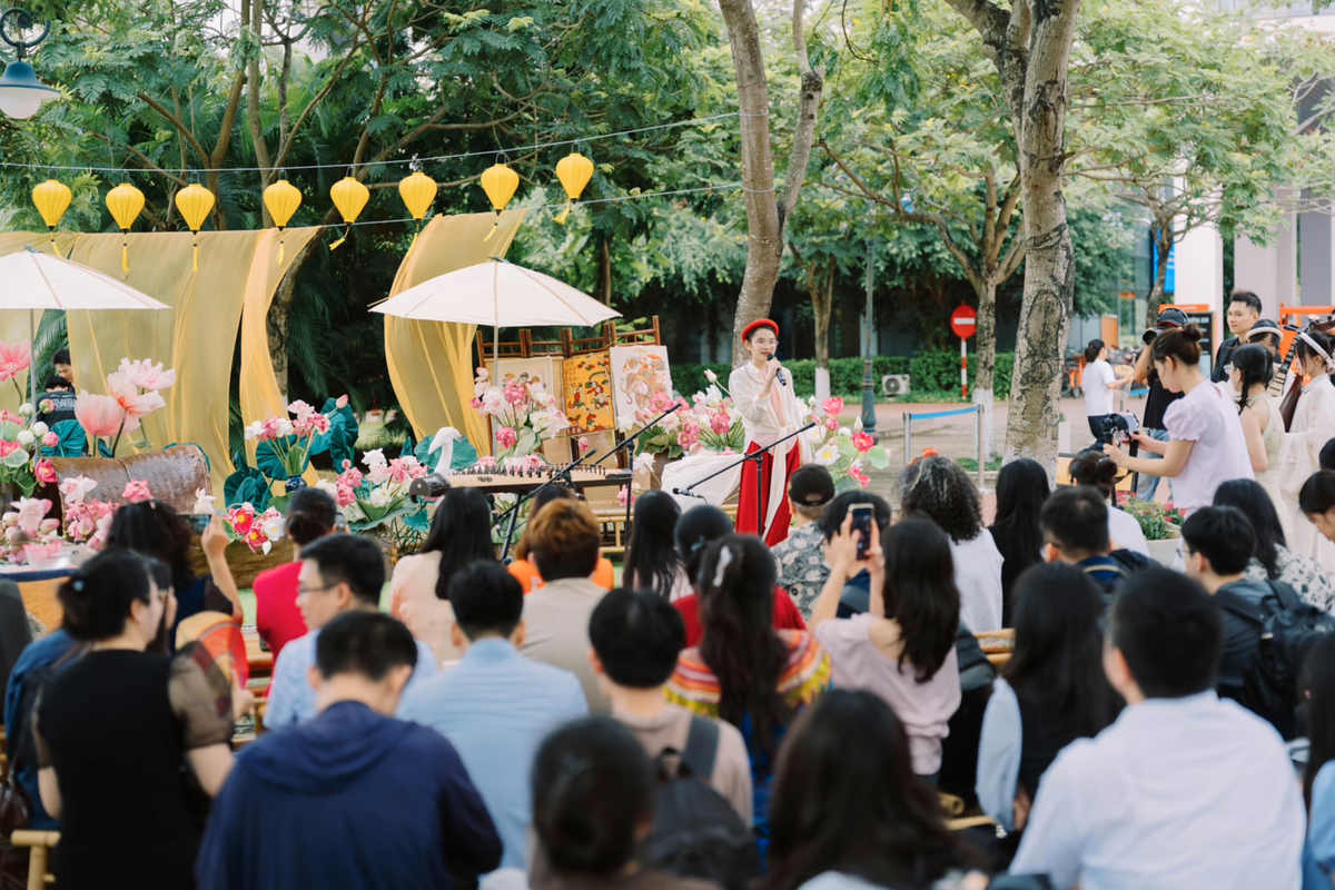 <p class="Normal"> Hồ sen ở các campus cũng như Tuần lễ sen luôn mở cửa trong ngày và sẵn sàng đón các bạn trẻ khắp mọi nơi tới tham quan và check in.</p>