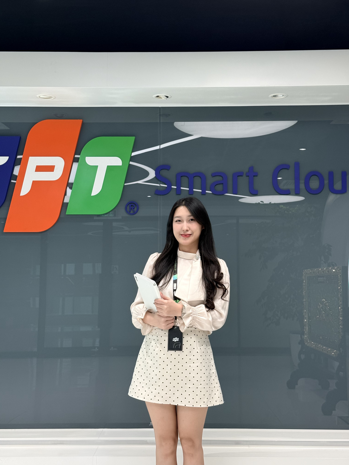 <p class="Normal" style="text-align:justify;"> Mỗi khi làm việc với đối tác quốc tế, Vi luôn cảm thấy tự hào khi giới thiệu về FPT. Với cô, FPT không chỉ là một doanh nghiệp công nghệ mà còn là đại diện cho trí tuệ Việt Nam trên bản đồ công nghệ toàn cầu. Được góp một phần nhỏ vào hành trình ấy là điều khiến cô luôn trân trọng.</p>