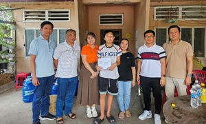 'Cùng bố mẹ bên con' dành 258 triệu đồng thăm hỏi con CBNV đã mất