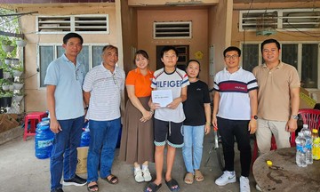 'Cùng bố mẹ bên con' dành 258 triệu đồng thăm hỏi con CBNV đã mất