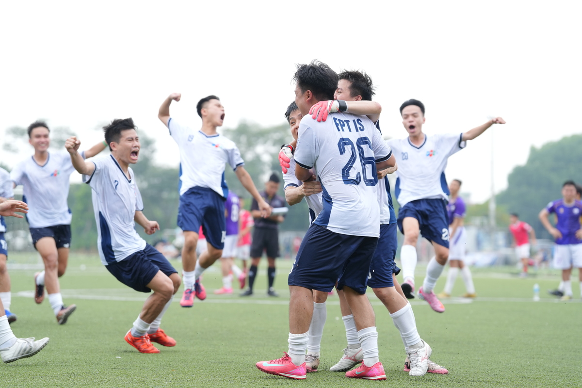 <p class="Normal" style="text-align:justify;"> Không thể phân định thắng thua trong 60 phút, FTEL FTI và FIS bước vào loạt sút luân lưu cân não. Tại đây, FIS là đội may mắn và bản lĩnh hơn khi giành chiến thắng 6-5 trên chấm penalty.</p> <p class="Normal" style="text-align:justify;"> Khoảnh khắc quyết định đến ở lượt sút cuối cùng, khi thủ môn FIS cản phá thành công cú dứt điểm của đối thủ, cả đội bóng vỡ òa trong cảm xúc. Từng nhập cuộc giải đấu với kết quả không khả quan, FIS đã hiên ngang bước vào bán kết, khẳng định bản lĩnh ngôi vương cúp FPT C1.</p>