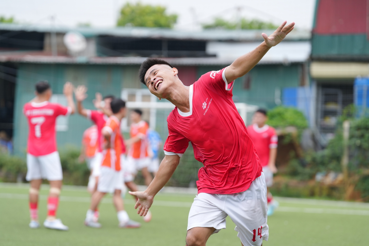 <p class="Normal" style="text-align:justify;"> Sau loạt trận tứ kết, 4 cái tên đi tiếp ở nhánh trẻ đã lộ diện gồm FSOFT 2, FIS, FCI và FE. Mỗi đội đến bán kết theo một cách khác nhau: FSOFT 2 chắt chiu cơ hội, FIS bản lĩnh trên chấm luân lưu, FCI thắng thuyết phục còn FE vượt qua thử thách bằng sức tấn công mạnh mẽ. <span>Cục diện bán kết vì thế hứa hẹn rất đáng chờ đợi, khi cả 4 đội đều cho thấy họ có đủ lý do để tin vào một tấm vé vào chung kết.</span></p>