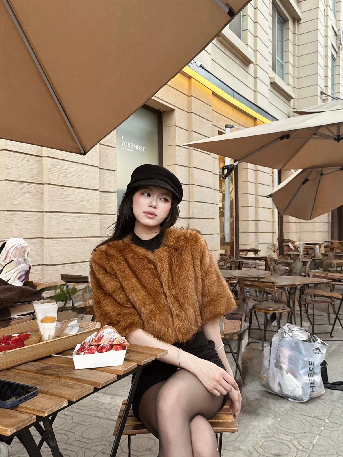 <p class="Normal" style="text-align:justify;"> AI hiện diện trong công việc hằng ngày của Nhung, từ tổng hợp thông tin, soạn thảo nội dung đến tìm kiếm ý tưởng cho các chương trình chăm sóc khách hàng. Theo cô, AI giúp tiết kiệm thời gian và nâng cao hiệu quả làm việc, nhưng sự thấu hiểu khách hàng, khả năng kết nối và đưa ra quyết định vẫn là những giá trị mà con người tạo nên. Đó cũng là cách Nhung lựa chọn đồng hành công nghệ để mang đến nhiều giá trị hơn trong công việc mỗi ngày.</p>