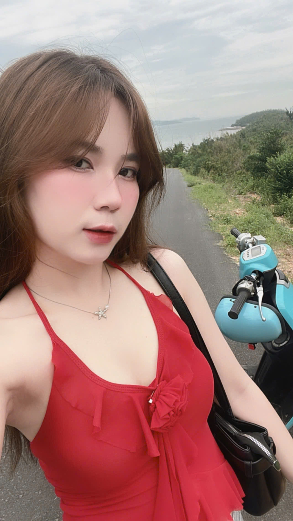 <p class="Normal" style="text-align:justify;"> Sau những giờ đứng quầy, tư vấn và chăm sóc khách hàng, Mỹ Hảo trở về với những niềm vui rất đời thường: đi dạo, nấu ăn, quây quần bên gia đình. Với chị, đó là khoảng lặng để nạp lại năng lượng sau những ca làm bận rộn, cũng là nơi chị được sống chậm hơn, được yêu thương và tiếp thêm động lực cho ngày làm việc kế tiếp.</p> <p class="Normal" style="text-align:justify;"> Nếu gia đình là điểm tựa bình yên để Mỹ Hảo trở về, thì FPT Long Châu là nơi chị tiếp tục bước tới trên hành trình làm nghề. Ở môi trường đề cao tinh thần Tôn trọng - Đổi mới - Đồng đội, chị học cách chỉn chu hơn trong công việc, trưởng thành hơn trong giao tiếp và nuôi dưỡng niềm tự hào của một người dược sĩ trẻ luôn muốn mang sự tận tâm đến gần hơn với khách hàng.</p>