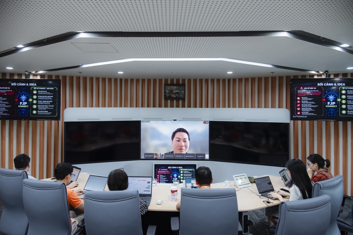 <p class="Normal" dir="ltr" style="text-align:justify;"> Sáng kiến mở màn cho iKhiến 2026 đến từ FPT Nhật Bản. Dự thi online, nhà tác giả mang đến sáng kiến<strong> FJP Connect</strong>, giúp xóa bỏ thực trạng cập nhật thủ công và quản lý rời rạc hệ thống màn hình hiển thị tại các văn phòng FPT Nhật Bản. Đây là nền tảng truyền thông số tập trung qua CMS kết hợp công nghệ Hybrid HDMI, cho phép cấu hình từ xa và chuyển đổi linh hoạt giữa nội dung tập trung với trình chiếu tại chỗ cho toàn bộ 19 văn phòng.</p> <p class="Normal" dir="ltr" style="text-align:justify;"> Giải pháp xuất sắc giúp giảm 70% thời gian cập nhật nội dung &lpar;từ 10 phút xuống còn 3 phút&rpar; và tối ưu hóa chi phí khi loại bỏ gần 128 triệu đồng/năm tiền Cloud/License. Chỉ sau 3 tháng triển khai, FJP Connect đã mang về 169 triệu đồng doanh thu nội bộ từ các chiến dịch đặt hàng trình chiếu, đồng thời nâng cao rõ rệt hiệu suất truyền thông nội bộ với phản hồi yêu thích từ 1/3 nhân sự được khảo sát.</p>