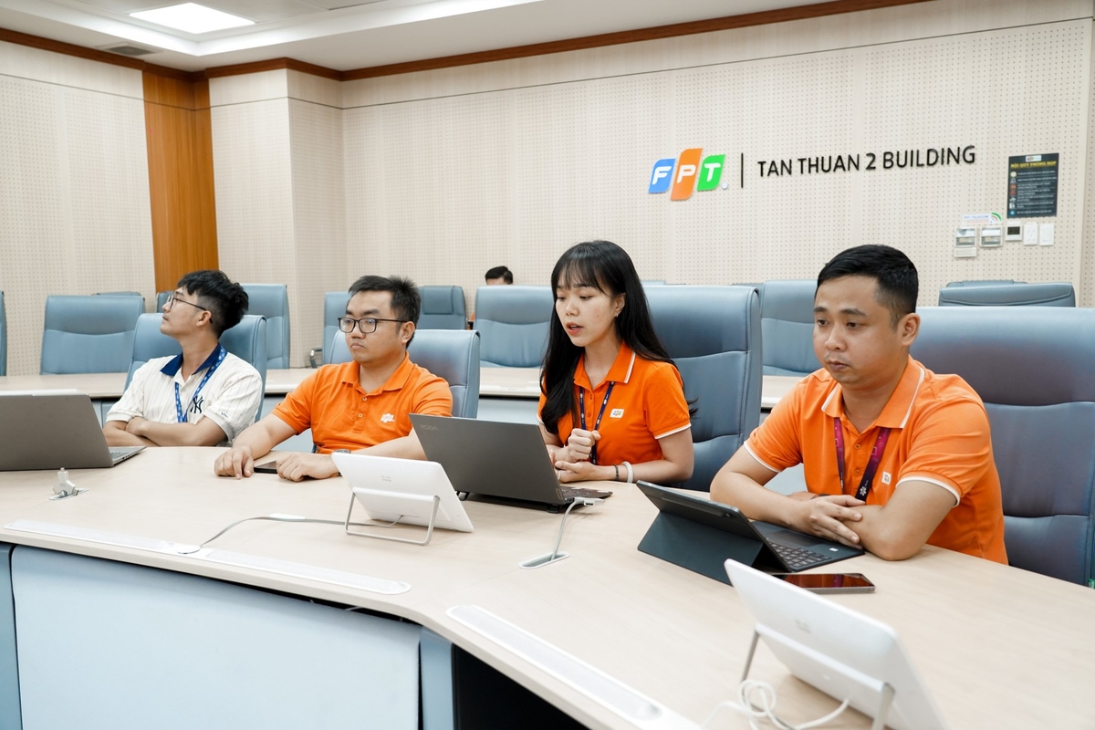 <p class="Normal" dir="ltr" style="text-align:justify;"> Tại điểm cầu TP HCM, Viễn thông FPT đã trình bày sáng kiến <strong>Proactive Network Observability Platform</strong>. Để giải quyết triệt để khó khăn trong việc thu thập dữ liệu và truy vết nguyên nhân sự cố Internet vốn phụ thuộc vào thao tác thủ công, đặc biệt là các lỗi xảy ra vào ban đêm nhưng tự biến mất khi kỹ thuật viên đến hiện trường, nhóm tác giả nhà Viễn thông đã phát triển nền tảng này. Sáng kiến ứng dụng AI kết hợp Rule Engine để tự động hóa việc thu thập lưu lượng từ xa và phân tích lỗi, giúp xác định nhanh nguyên nhân gốc rễ mà không cần nhân sự trực tiếp đến hiện trường.</p> <p class="Normal" dir="ltr" style="text-align:justify;"> Giải pháp mang lại hiệu quả vận hành vượt trội khi tự động hóa 100% quy trình thu thập và phân tích dữ liệu lỗi logic, đồng thời xử lý tự động đầu vào cho hơn 90% lượng ticket phát sinh. Qua đó, nền tảng giúp giảm trên 70% nhu cầu kỹ thuật viên phải onsite và rút ngắn khoảng 20% thời gian xử lý sự cố, nâng cao trải nghiệm của khách hàng.</p>