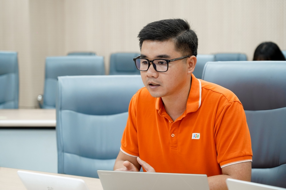 <p class="Normal" dir="ltr" style="text-align:justify;"> Tiếp tục tại điểm cầu miền Nam, Bán lẻ FPT mang đến cuộc thi sáng kiến <strong>FPT Shop Product Studio</strong>, giúp giải quyết nút thắt vận hành tại FPT Shop khi mỗi tháng có khoảng 300 SKU &lpar;mã hàng hóa&rpar; mới, mất tới 12 giờ/SKU để sản xuất nội dung thương mại, gây chậm trễ và giảm tỷ lệ chuyển đổi. Sáng kiến ứng dụng AI chuyên biệt cho bán lẻ giúp tự động tạo trọn bộ 6 tài sản thương mại từ vài ảnh đầu vào, sở hữu tính năng giữ nguyên nhận diện sản phẩm &lpar;identity-lock&rpar;, chuẩn hóa theo chuẩn marketplace và xử lý chính xác tiếng Việt trên một luồng end-to-end hợp nhất.</p> <p class="Normal" dir="ltr" style="text-align:justify;"> Giải pháp giúp bứt phá hiệu suất khi rút ngắn 97% thời gian sản xuất &lpar;từ 12h xuống còn 20 phút/SKU&rpar; và chỉ cần 1 người vận hành để đạt năng lực tương đương 20 nhân sự làm thủ công trước đó. Sáng kiến giúp tiết kiệm khoảng 41.100 giờ công/năm &lpar;tính trên 3.600 SKU&rpar;, mang lại giá trị hiệu quả ròng thiết thực cho đơn vị lên tới 2,3 tỷ đồng/năm.</p>