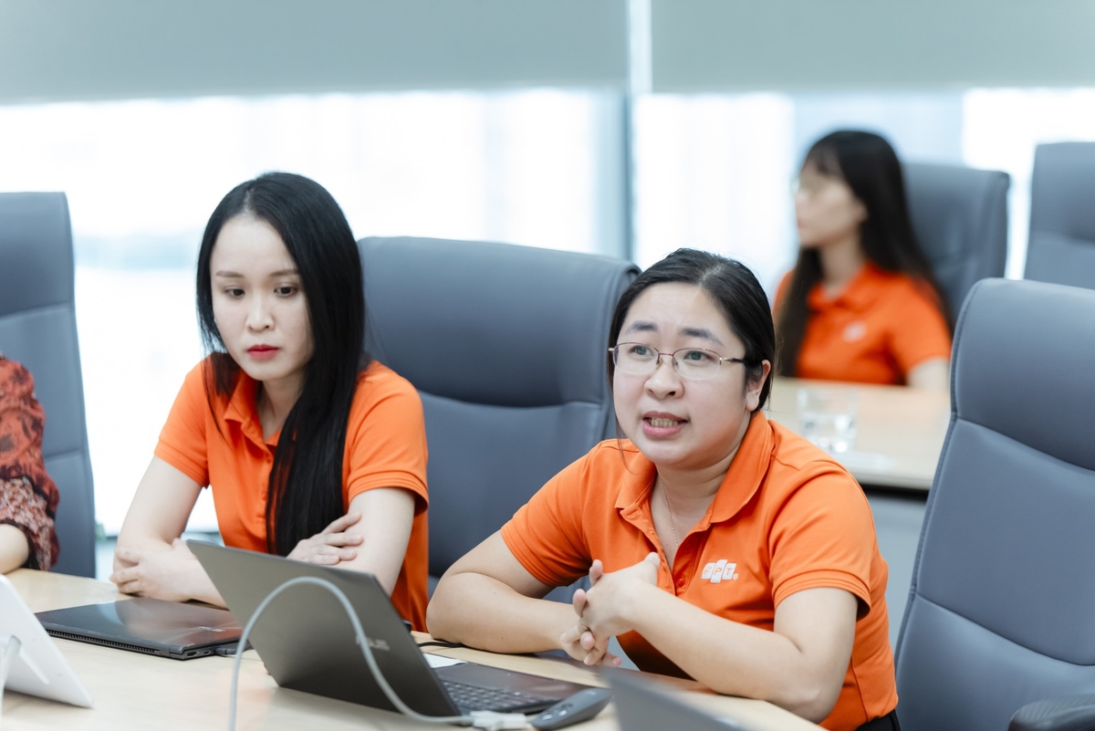<p class="Normal" dir="ltr" style="text-align:justify;"> Trước tình trạng dữ liệu phân mảnh và khó khai thác do cấp quản lý phải theo dõi báo cáo từ nhiều hệ thống riêng lẻ. Nhóm tác giả đã phát triển <strong>Hệ thống PMS</strong> giúp tích hợp toàn diện dữ liệu đa hệ thống &lpar;ERP, CRM, BWM&rpar; trên một nền tảng duy nhất, kết hợp công nghệ BI &lpar;Trí tuệ doanh nghiệp&rpar; tiên tiến với portal quản trị do FPT tự phát triển để tùy biến linh hoạt và mở rộng dễ dàng.</p> <p class="Normal" dir="ltr" style="text-align:justify;"> Giải pháp giúp tối ưu hóa vận hành vượt trội khi giảm thời gian cập nhật báo cáo từ 4-8h xuống còn 15-30 phút, rút ngắn thời gian lấy dữ liệu lãi vay từ 90 phút xuống 10 phút, và tiết kiệm đáng kể thời gian chốt số liệu &lpar;0,5 ngày/tháng và 2 ngày quyết toán năm&rpar;. Sáng kiến mang lại hiệu quả kinh tế cực lớn cho đơn vị khi tiết kiệm 1,2 tỷ đồng/năm chi phí nhân sự cùng 6 tỷ đồng/năm chi phí hạ tầng và bản quyền.</p>