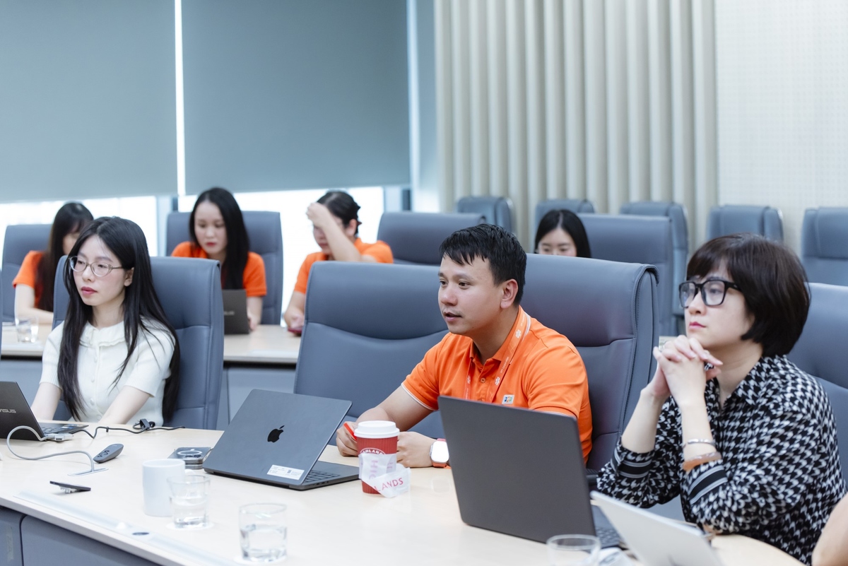 <p class="Normal" dir="ltr" style="text-align:justify;"> Chung khảo số 1 mở màn cho mùa iKhiến rực rỡ. Anh Nguyễn Xuân Phong - Giám đốc Chuyển đổi AI Tập đoàn FPT dành lời khen cho các sáng kiến đã tham gia vòng tranh tài đầu, với các lợi ích thực tế mang lại cho nội bộ FPT. Bên cạnh đó, anh cũng dành nhiều góp ý để đội thi hoàn thiện sáng kiến, tăng khả năng nhân rộng ra đơn vị và Tập đoàn.</p>