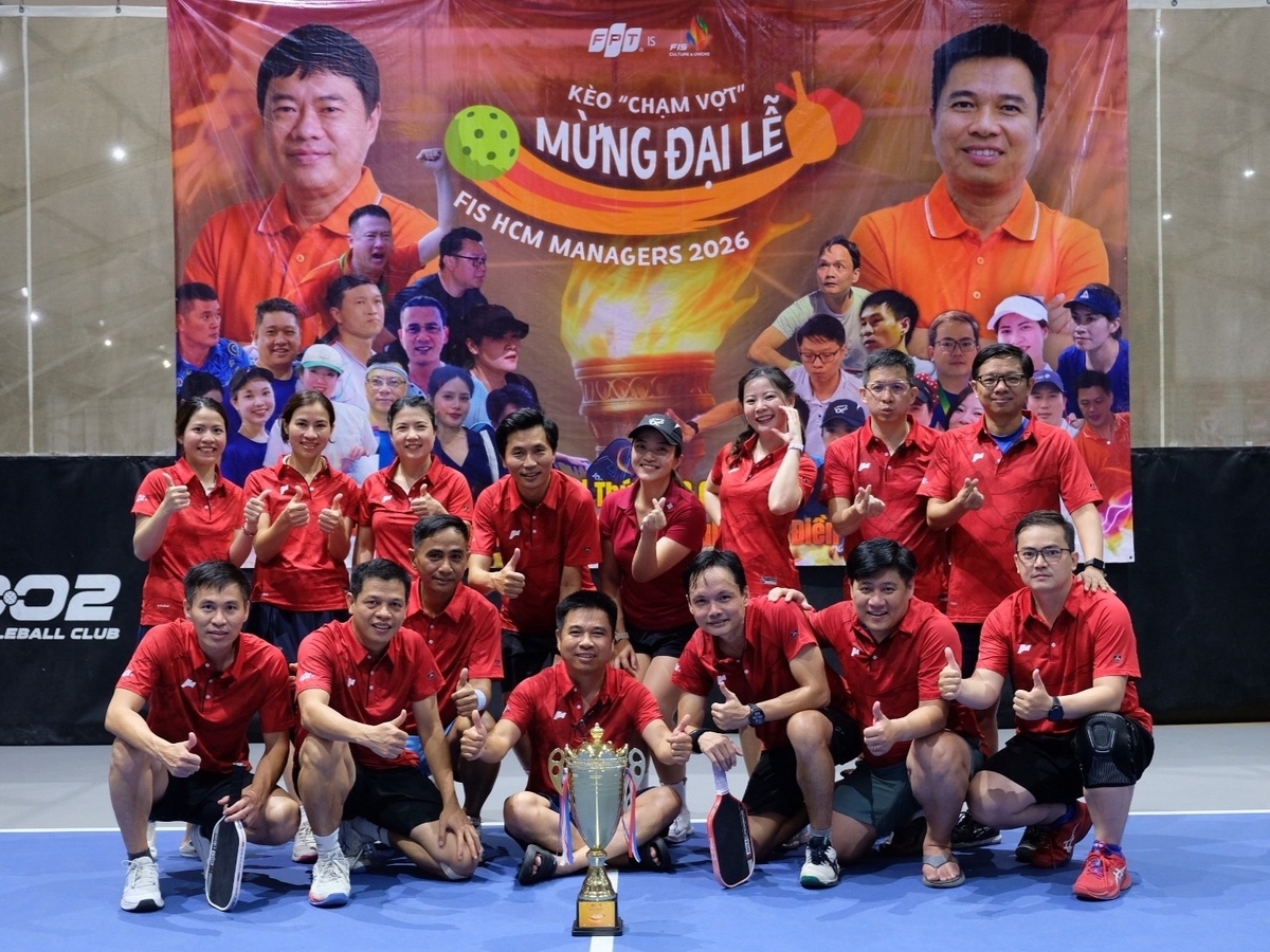 <p class="Normal" dir="ltr" style="text-align:justify;"> Ở FPT IS HCM, mỗi buổi chiều, sân pickleball lại sáng đèn đón những người F tìm đến sau giờ làm. Có người đến để rèn luyện sức khỏe, có người tìm khoảng nghỉ sau những giờ làm việc căng thẳng, cũng có người tìm được cho mình những người đồng đội, người tri kỷ giống như chị Nga và chị Liên.<br /> Không chỉ mang đến sức khỏe và niềm vui sau giờ làm, pickleball còn trở thành nơi nuôi dưỡng tinh thần đồng đội của người FPT. Trên sân đấu, chiến thắng không thuộc về người ghi nhiều điểm nhất mà thuộc về những cặp đấu biết tin tưởng, bọc lót và nâng đỡ nhau để cùng về đích.</p>