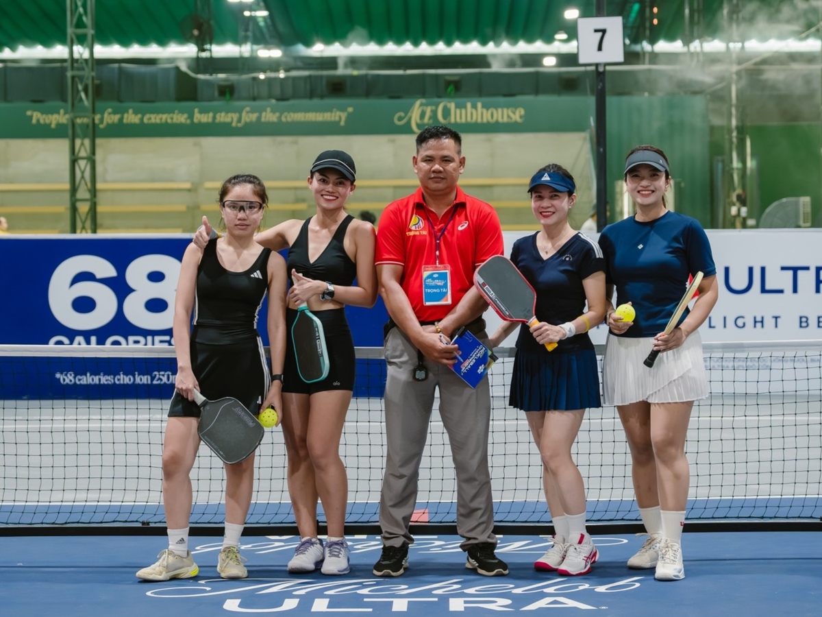 <p class="Normal" dir="ltr" style="text-align:justify;"> Pickleball như một mối duyên đặc biệt kết nối hai cô gái Khối Doanh nghiệp. Một người làm kinh doanh, một người làm sản xuất, hai cá tính khác nhau nhưng trên sân pickleball họ lại kết hợp ăn ý đến hoàn hảo, có thể bù trừ điểm yếu và hỗ trợ nhau.</p>