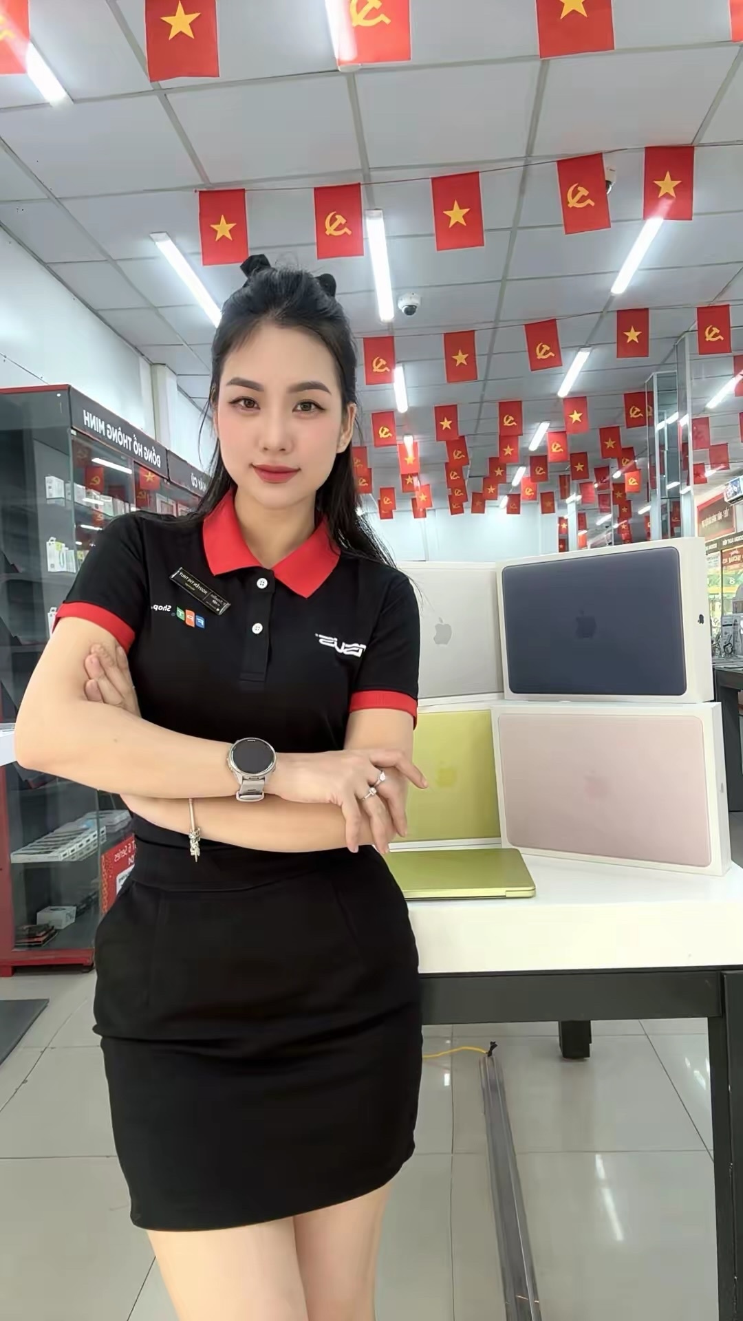 <p class="Normal" style="text-align:justify;"> Nhìn lại 11 năm gắn bó với Bán lẻ FPT, chị Nguyễn Thị Thúy, Quản lý FPT Shop tại Hà Nội, gọi đó là một hành trình nhiều cảm xúc. Từ một người trẻ bước vào môi trường bán lẻ với sự háo hức học hỏi, chị dần trưởng thành qua từng mục tiêu, từng lần va chạm và từng con người đã gặp trên chặng đường ấy.</p>