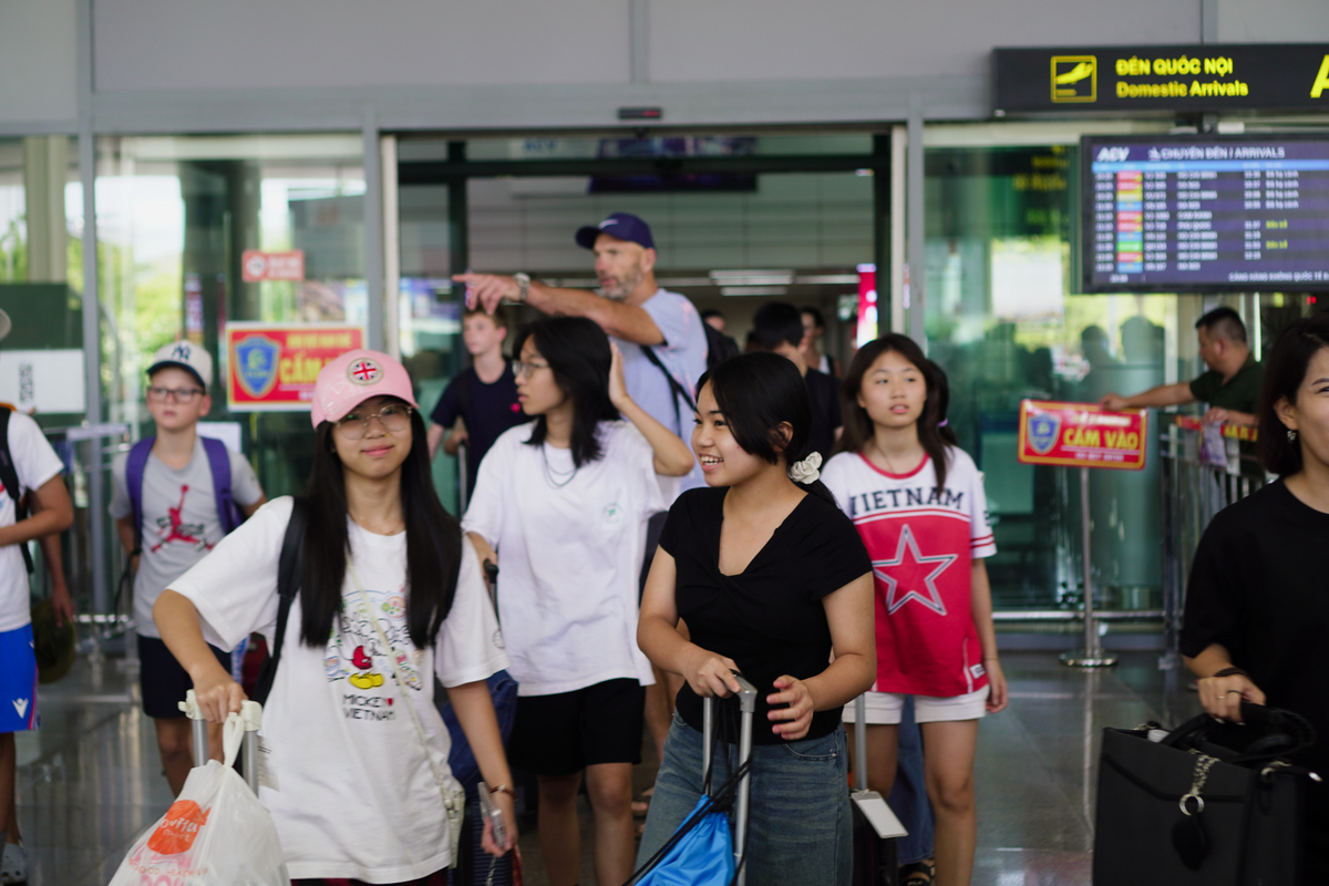 <p class="Normal"> Những FSmall nhà Phần mềm FPT từ nhiều tỉnh thành trên cả nước, trong đó có cả Pháp, Mỹ... vừa đáp chuyến bay đến Đà Nẵng để khởi động Trại hè Hy vọng. Kể từ giây phút này, các em sẽ tạm gác điện thoại, TV hay những màn hình điện tử để bước vào hành trình 10 ngày sống tự lập, hòa mình với thiên nhiên và kết nối với những người bạn mới.</p>